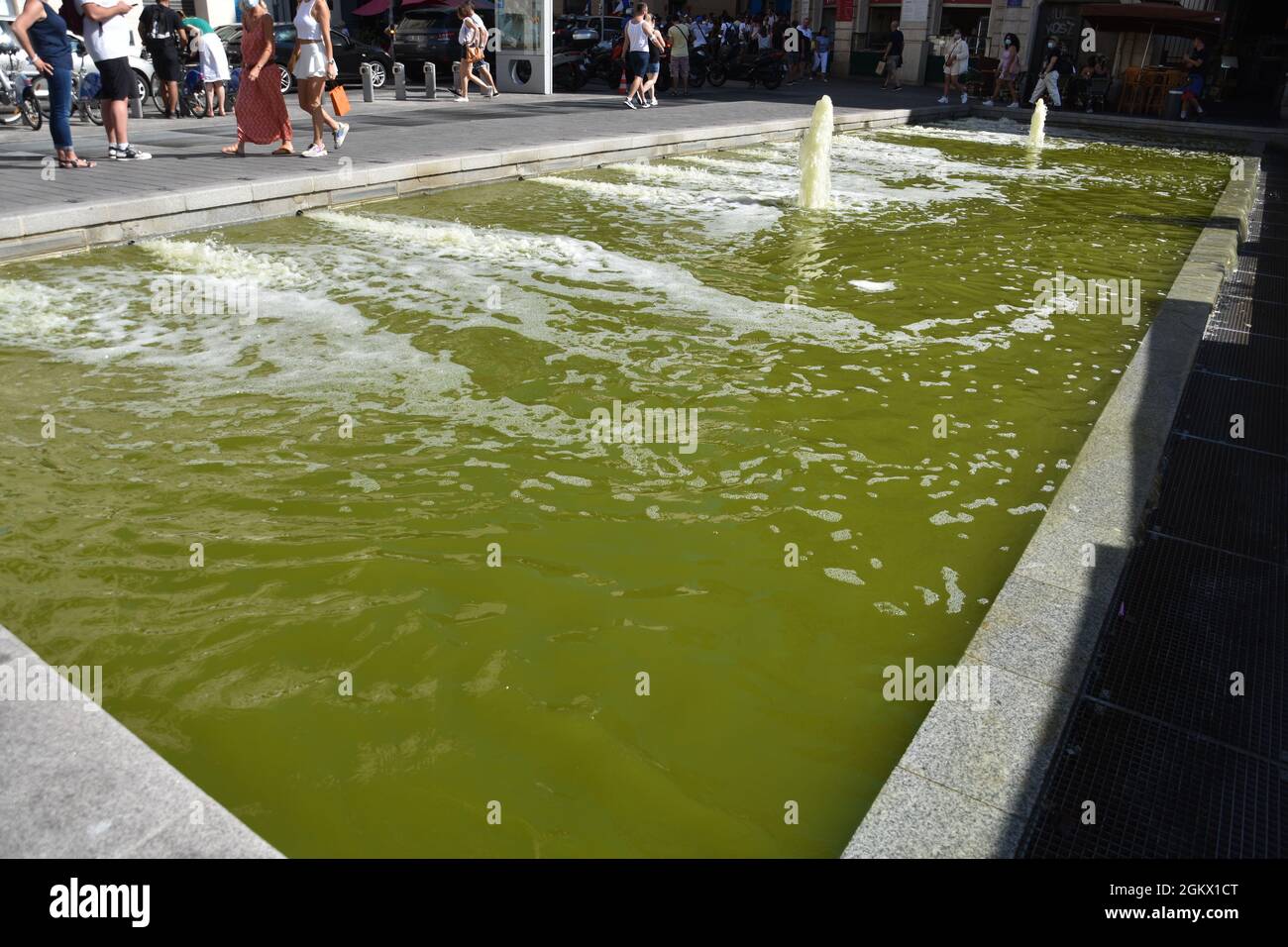 Marseille, Frankreich. September 2021. Die Menschen gehen in der Nähe des Beckens der 'Cours d'Estienne d'Orves' in Marseille. Kredit: SOPA Images Limited/Alamy Live Nachrichten Stockfoto