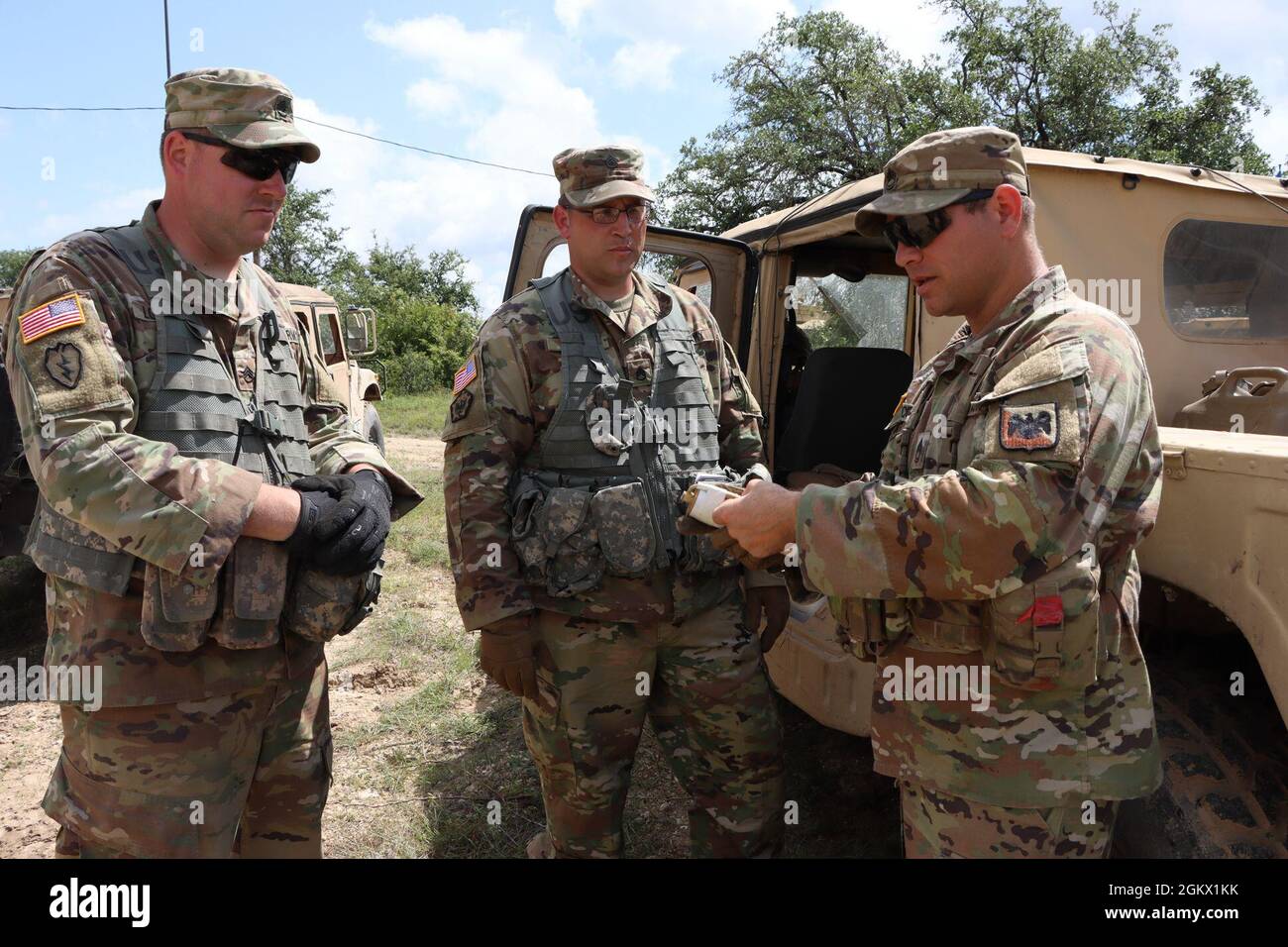 US Army National Guard Sgt. 1. Klasse Matthew Iacobuci, Observer, Coach, Trainer, mit der Einsatzgruppe Wolf demonstriert den Einsatz von Pyrotechnik für Soldaten mit P-Truppe, 4/278 gepanzerten Aufklärungsschwadronen, 278. Gepanzerten Kalvarienregiment, Tennessee Army National Guard 14. Juli 2021 während der exportierbaren Kampftrainingskapazität 21-03 in Fort Hood, Texas. Iacobuci, ein Infantryman der aktiven Garde, ist seit über zwei Jahren ARNG-OGW zugewiesen und hat mehrere XCTCs, das Nationale Ausbildungszentrum, das Kampftrainingszentrum und das Joint Readiness Training Center Rotationen durchgeführt. ARNG-OGW O Stockfoto