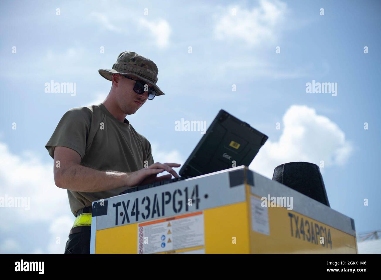 U.S. Air Force Airman 1st Class Jacob Ritchie, 325. Aircraft Maintenance Squadron F-22 Raptor Crew Chief, zeichnet seine Dienstaufgaben auf der Naval Air Station Key West, Florida, 14. Juli 2021 auf. Nachdem alle Wartungsarbeiten an einem Flugzeug abgeschlossen sind, muss der Betreuer seine Aufgaben protokollieren, um alle Wartungsarbeiten, die das Flugzeug erhalten hat, zu protokollieren. Stockfoto