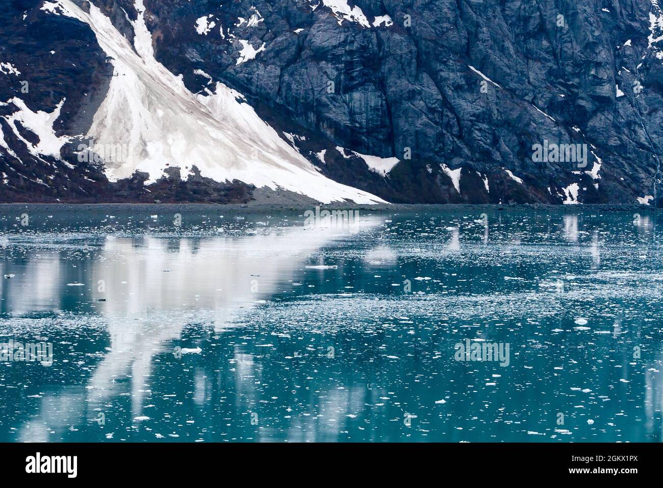 Brash Ice und Reflexion im Wasser des Tarr Inlet in der Nähe des Margerie Glacier, Glacier Bay National Park, Alaska Stockfoto
