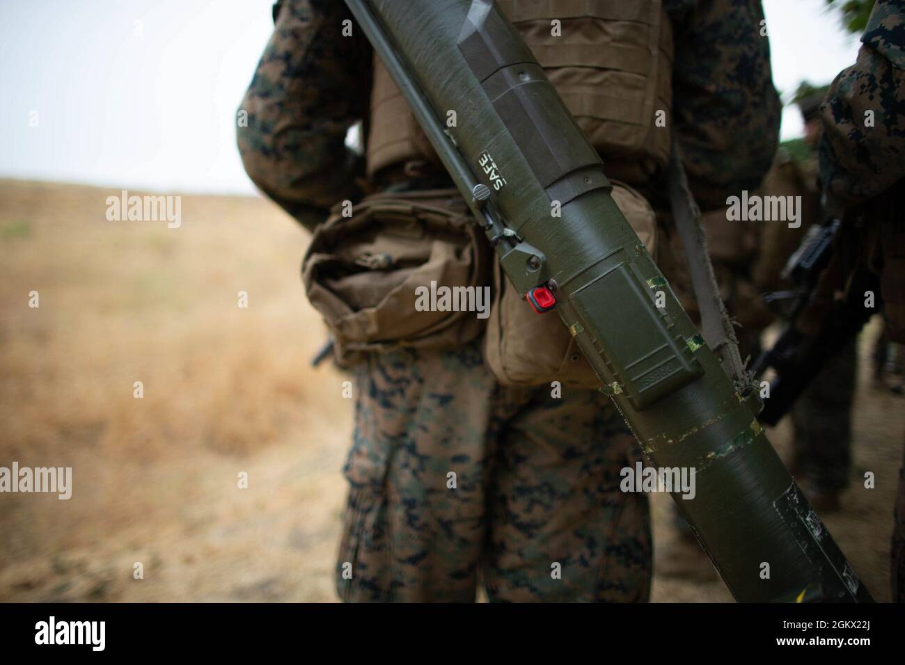 U.S. Marine Corps Lance CPL. Hayden Jones, ein Panzerabwehrgeschossschütze mit Co. A, 1. Leichtes Aufklärungsbataillon (1. LAR), 1. Marine Division, trägt eine leichte Panzerabwehrwaffe M136E1 AT4-CS auf engstem Raum auf einer Patrouille während der Auswahl des 1. LAR für den Super Squad 21 (SS-21) im Marine Corps Base Camp Pendleton, Kalifornien, 14. Juli 2021. Marines mit dem 1. LAR traten in einem zielorientierten Live-Feuer-Bereich innerhalb ihres Bataillons an, um zu entscheiden, wer das Bataillon in der SS-21 vertreten wird. Stockfoto