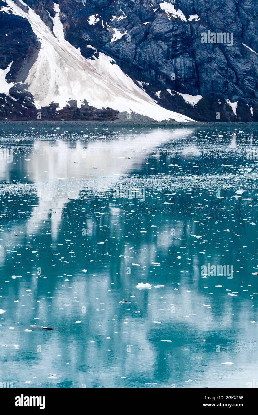 Brash Ice und Reflexion im Wasser des Tarr Inlet in der Nähe des Margerie Glacier, Glacier Bay National Park, Alaska Stockfoto