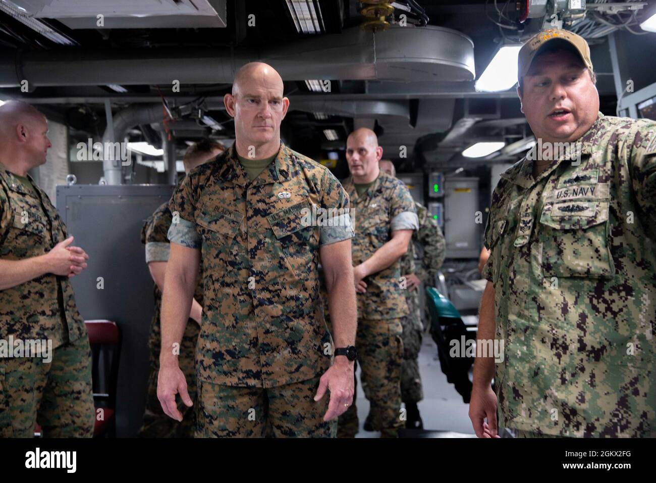 Der 19. Oberfeldwebel des Marine Corps, Sgt. Maj. Troy E. Black, Tours the USS Mesa Verde, Norfolk, VA, 14. Juli 2021. Der Hauptfeldwebel des Marine Corps erhielt eine Führung durch das Schiff vom Marine-Schiffsteam. Das Marine-Schiffsteam baut die Integration zwischen dem Marine Corps und der Marine auf, um den Betrieb während der Fahrt zu erleichtern. Stockfoto