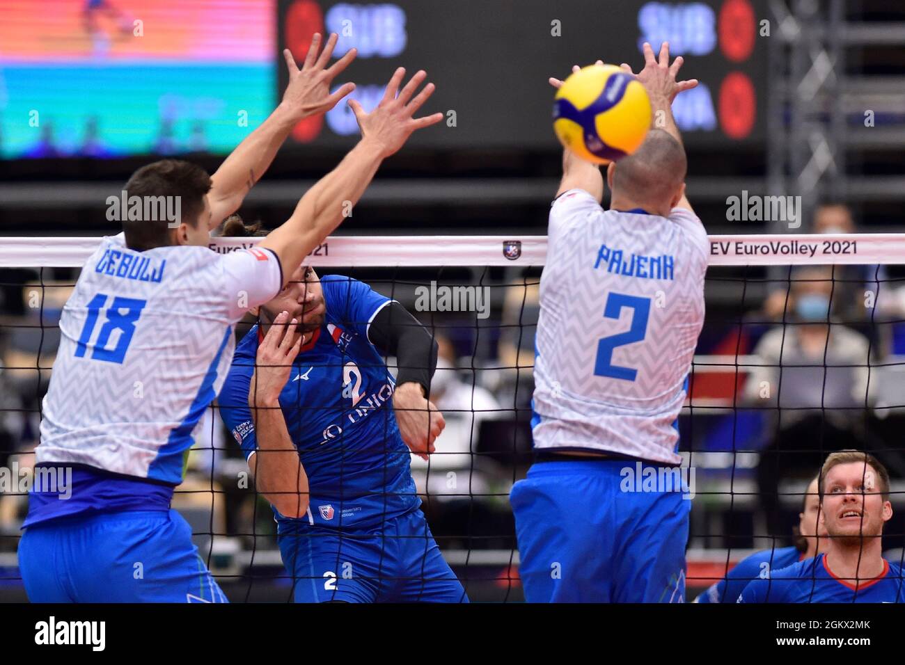 Ostrava, Tschechische Republik. September 2021. L-R Klemen Cebulj (SLO), Jan Hadrava (CZE) und Alen Pajenk (SLO) im Einsatz beim Viertelfinalspiel der Männer-Volleyball-Europameisterschaft Czech gegen Slowenien, das am 15. September 2021 in Ostrava, Tschechien, ausgetragen wurde. Kredit: Jaroslav Ozana/CTK Foto/Alamy Live Nachrichten Stockfoto