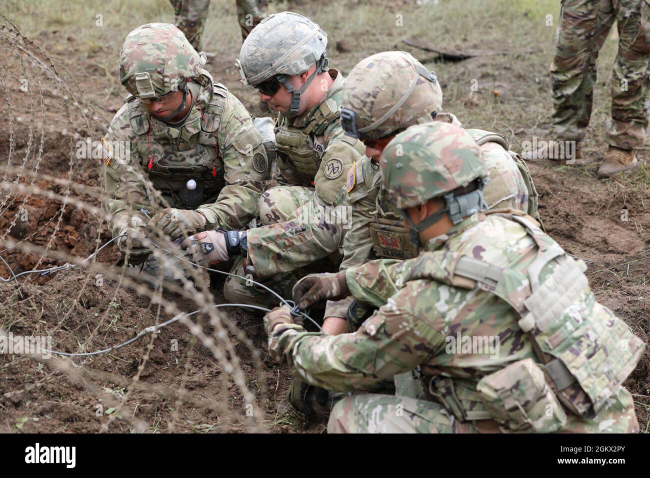 Soldaten der Nationalgarde der New Yorker Armee wurden der Bravo Company, dem Ingenieur der 152. Brigade, zugewiesen.Bataillon-Zündschnur, das während des Abbruchtrainings in Fort Drum, New York, am 14. Juli 2021 mit den Torpedos von bangalore in eine Hauptleitung verbunden war. Die Gefechtingenieurfirmen der 152. BEB übten ihre Bewegungs- und Gegen-Mobilität-Mission während des jährlichen Trainings mit C4-Sprengstoffen, Formung und Kraterbildung von Ladungen, Knallkörpern und explosiv geformten Geschossen aus. Stockfoto