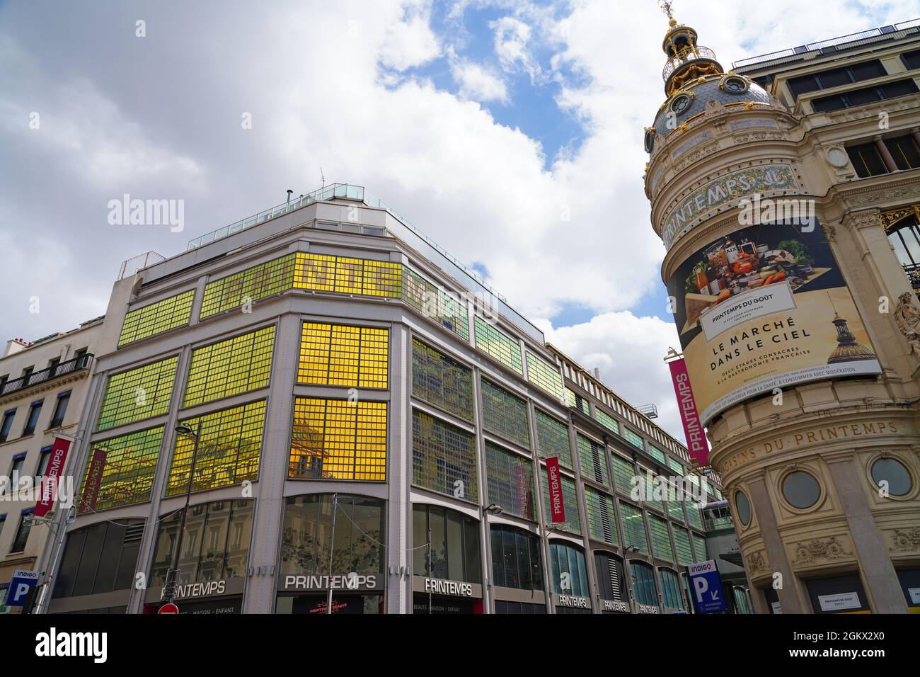 PARIS, FRANKREICH -8 JUL 2021- Blick auf das Kaufhaus Printemps, eines der Wahrzeichen der Grands Magasins am Boulevard Haussmann in Paris, Franc Stockfoto