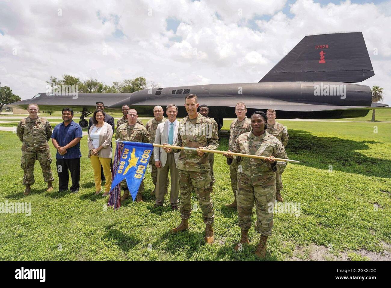 Mitarbeiter der 690. Cyberspace Operations Group fotografieren vor einem strategischen Aufklärungsflugzeug der Lockheed SR-71 Blackbird, 14. Juli 2021 auf der Joint Base San Antonio- Lackland Air Force Base, San Antonio, Texas. Stockfoto