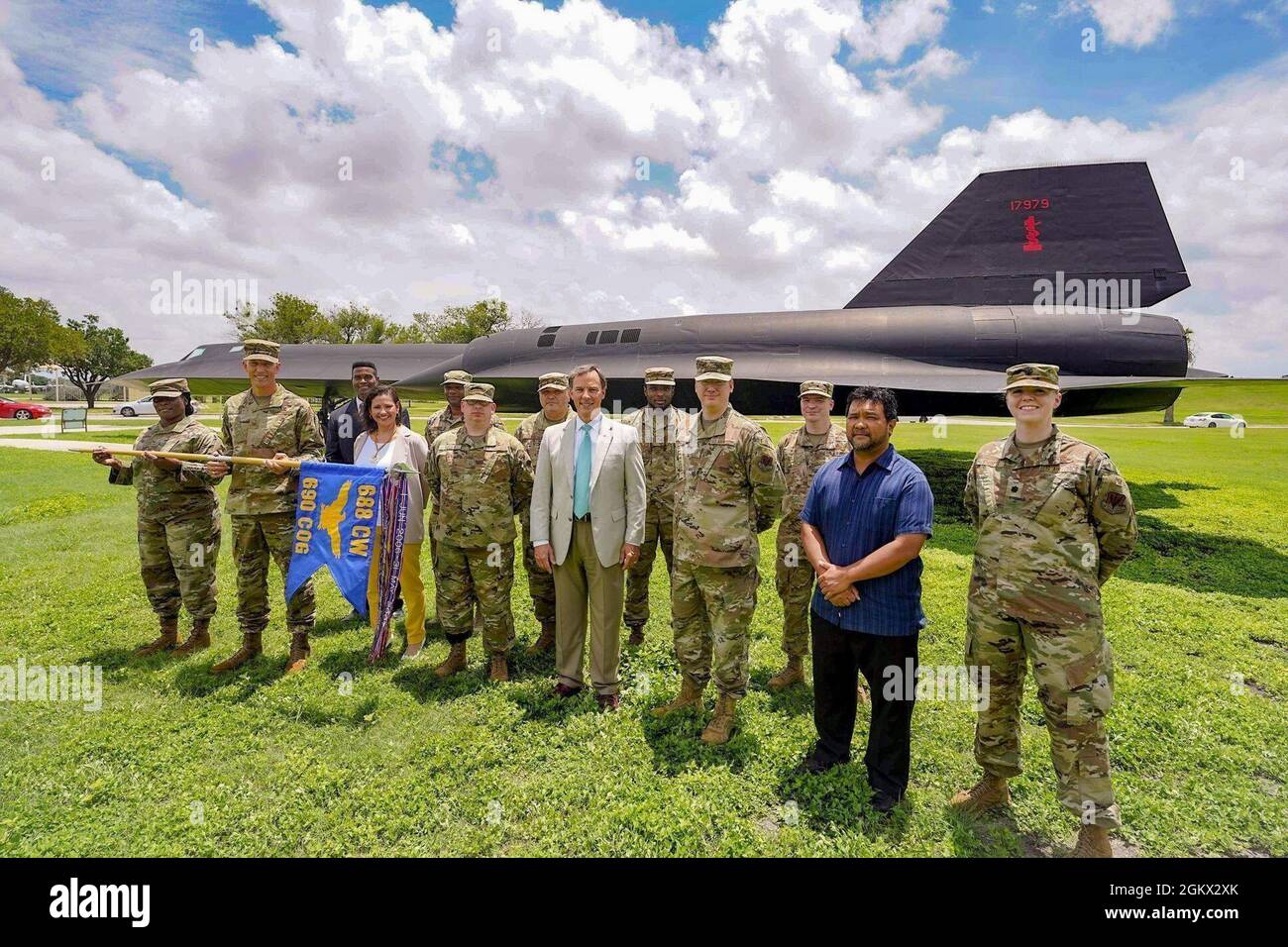 Mitarbeiter der 690. Cyberspace Operations Group fotografieren vor einem strategischen Aufklärungsflugzeug der Lockheed SR-71 Blackbird, 14. Juli 2021 auf der Joint Base San Antonio- Lackland Air Force Base, San Antonio, Texas. Stockfoto