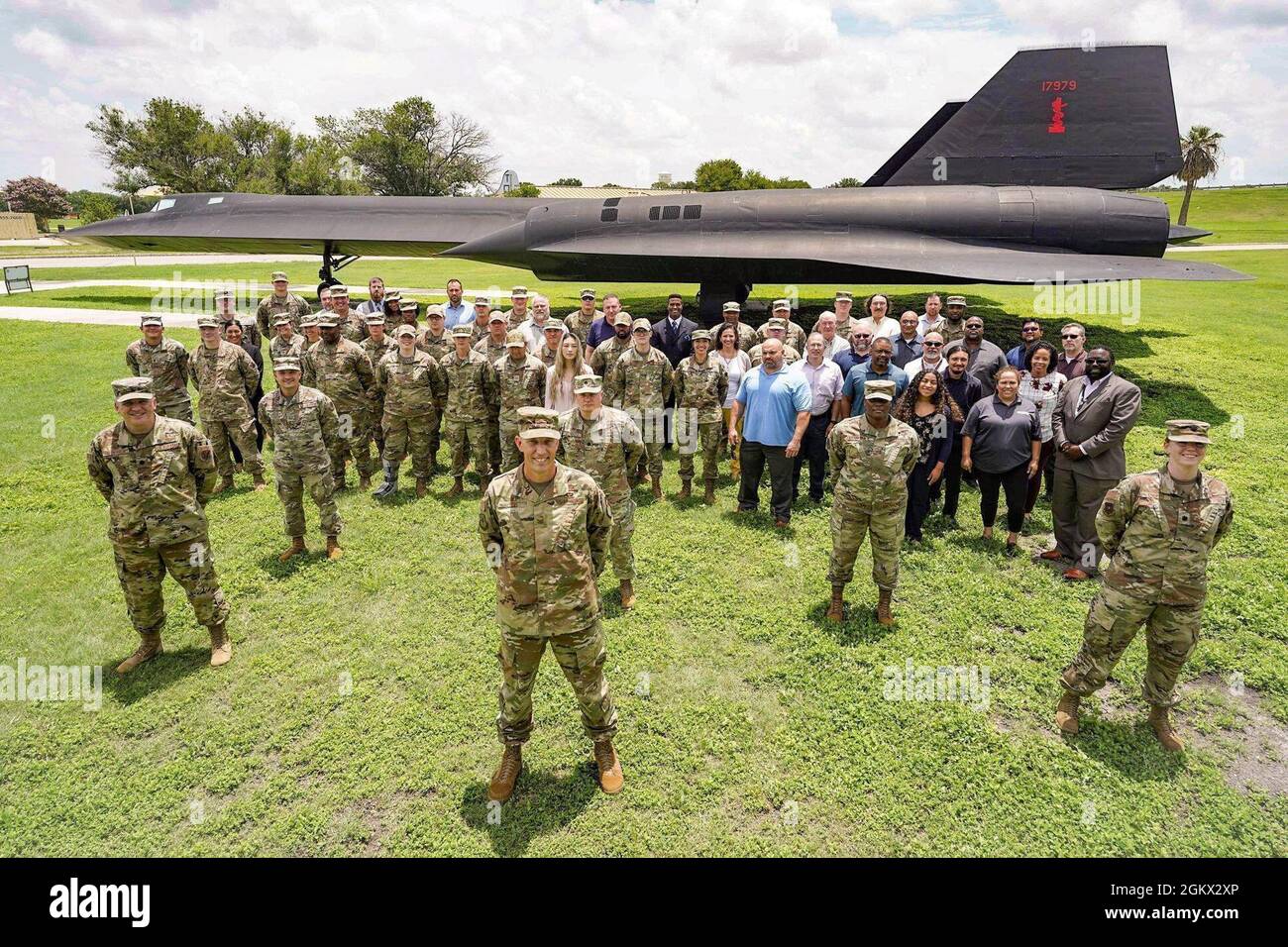 690. Cyberspace Operations Group und Mitarbeiter der A2/3 fotografieren vor einem strategischen Aufklärungsflugzeug Lockheed SR-71 Blackbird, 14. Juli 2021 auf der Joint Base San Antonio- Lackland Air Force Base, San Antonio, Texas. Stockfoto