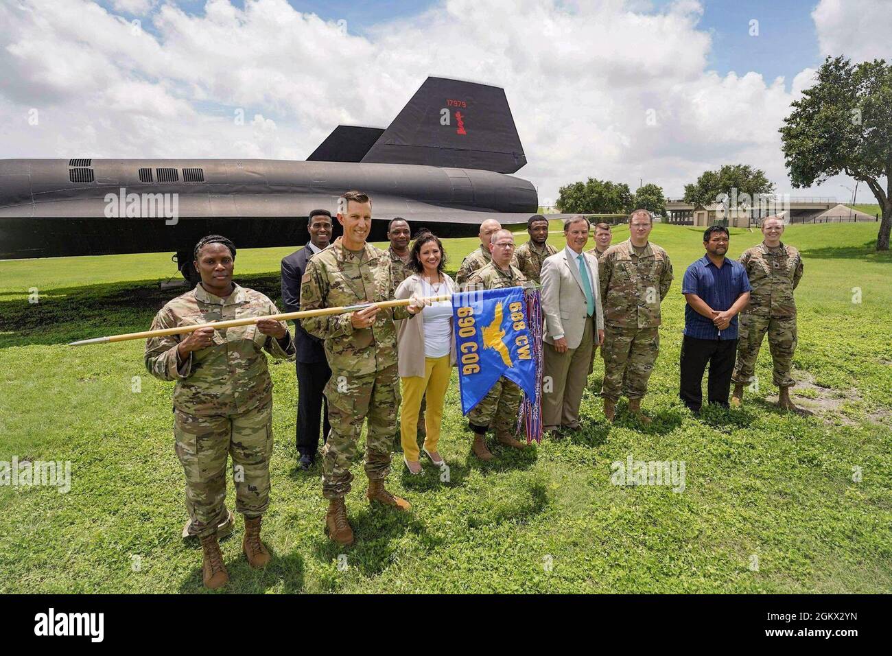 Mitarbeiter der 690. Cyberspace Operations Group fotografieren vor einem strategischen Aufklärungsflugzeug der Lockheed SR-71 Blackbird, 14. Juli 2021 auf der Joint Base San Antonio- Lackland Air Force Base, San Antonio, Texas. Stockfoto