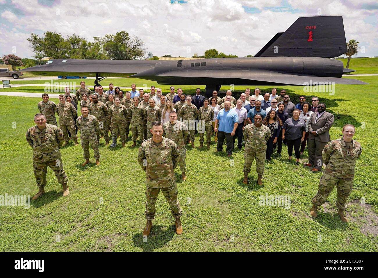690. Cyberspace Operations Group und Mitarbeiter der A2/3 fotografieren vor einem strategischen Aufklärungsflugzeug Lockheed SR-71 Blackbird, 14. Juli 2021 auf der Joint Base San Antonio- Lackland Air Force Base, San Antonio, Texas. Stockfoto