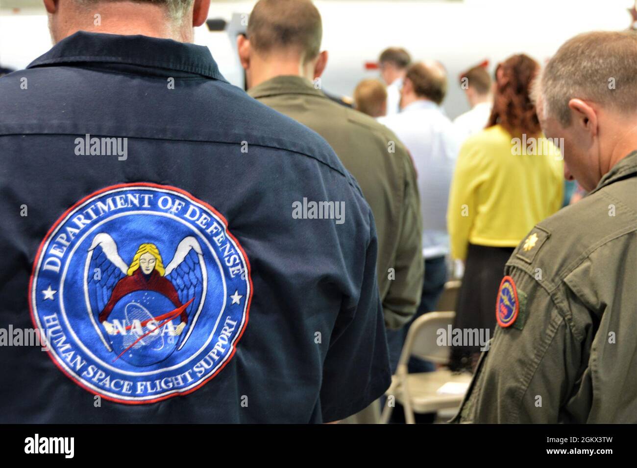 First Air Force, die dem U.S. Space Command benannte Luftkomponente, übernahm während einer Zeremonie zur Neubestimmung am 15. Juli auf der Cape Canaveral Space Force Station, Florida, das Kommando über die Ablösung 3, das Space Launch Delta 45 (früher der 45. Space Wing). An der Veranstaltung nahmen Mitglieder des Führungsteams der ersten Luftwaffe Teil und nahmen 3 besondere Gäste Teil. Zusätzlich zur Umbenennung von Det 3 zur ersten Luftwaffe des Air Combat Command gab es auch eine Zeremonie zur Änderung der Kommandoeinheit des Det 3, bei der Oberstleutnant Richard Bolton das Kommando von Oberstleutnant Michael Thompson übernahm, der in den letzten drei Jahren das Kommando über det 3 übernahm. Brig. General William Stockfoto