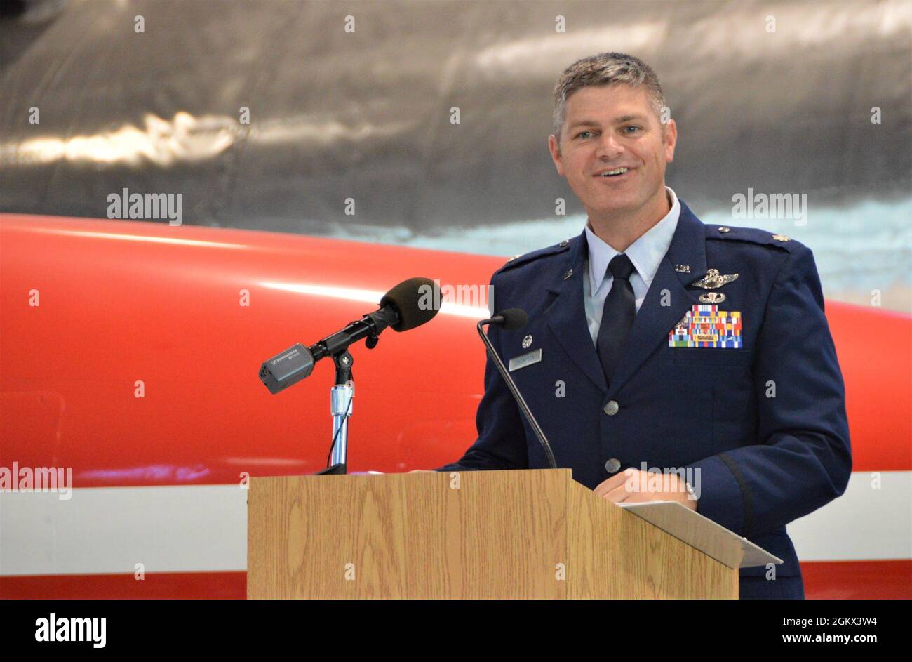 First Air Force, die dem U.S. Space Command benannte Luftkomponente, übernahm während einer Zeremonie zur Neubestimmung am 15. Juli auf der Cape Canaveral Space Force Station, Florida, das Kommando über die Ablösung 3, das Space Launch Delta 45 (früher der 45. Space Wing). An der Veranstaltung nahmen Mitglieder des Führungsteams der ersten Luftwaffe Teil und nahmen 3 besondere Gäste Teil. Zusätzlich zur Umbenennung von Det 3 zur ersten Luftwaffe des Air Combat Command gab es auch eine Zeremonie zur Änderung der Kommandoeinheit des Det 3, bei der Oberstleutnant Richard Bolton das Kommando von Oberstleutnant Michael Thompson übernahm, der in den letzten drei Jahren das Kommando über det 3 übernahm. Brig. General William Stockfoto