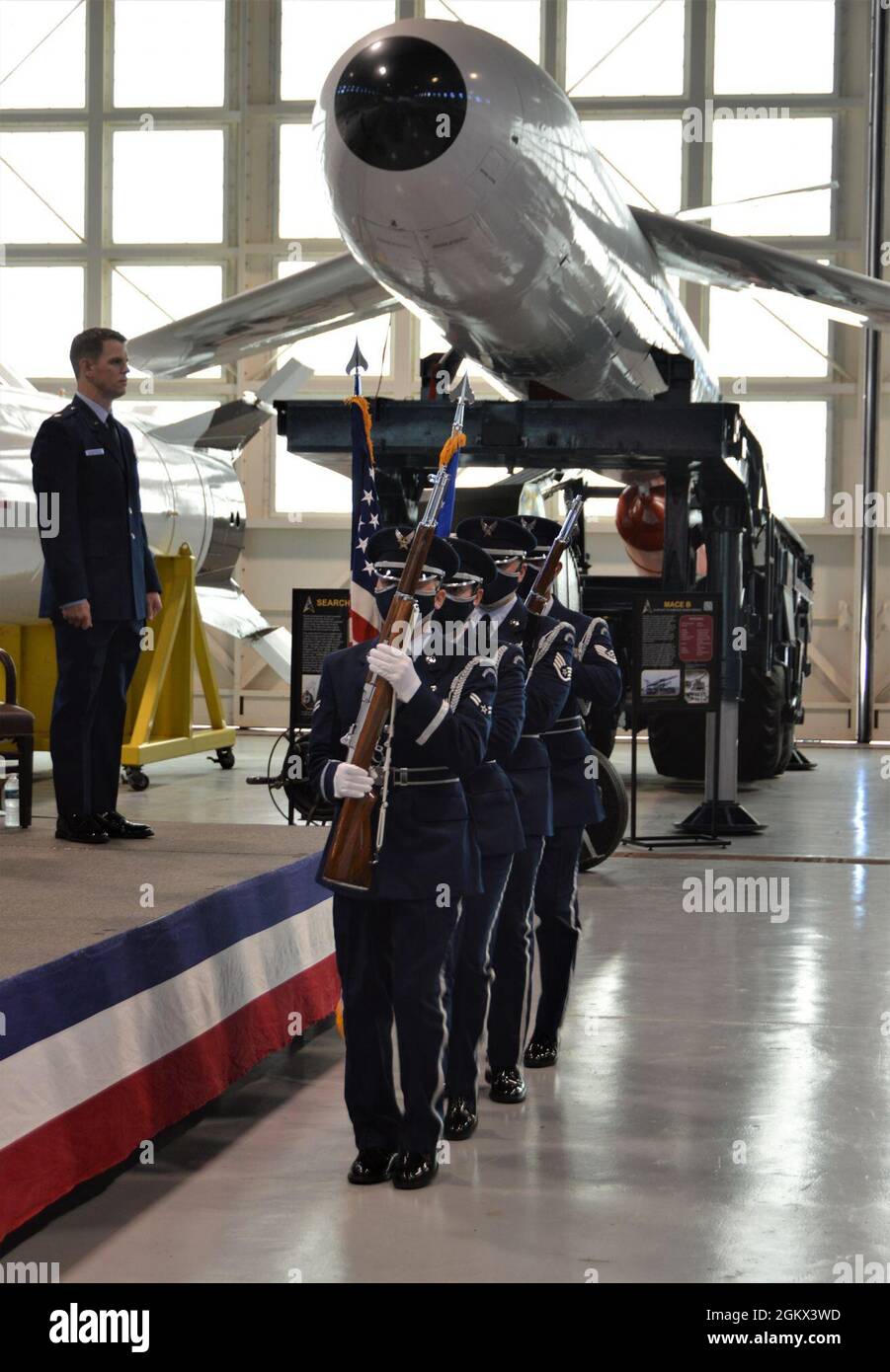 First Air Force, die dem U.S. Space Command benannte Luftkomponente, übernahm während einer Zeremonie zur Neubestimmung am 15. Juli auf der Cape Canaveral Space Force Station, Florida, das Kommando über die Ablösung 3, das Space Launch Delta 45 (früher der 45. Space Wing). An der Veranstaltung nahmen Mitglieder des Führungsteams der ersten Luftwaffe Teil und nahmen 3 besondere Gäste Teil. Zusätzlich zur Umbenennung von Det 3 zur ersten Luftwaffe des Air Combat Command gab es auch eine Zeremonie zur Änderung der Kommandoeinheit des Det 3, bei der Oberstleutnant Richard Bolton das Kommando von Oberstleutnant Michael Thompson übernahm, der in den letzten drei Jahren das Kommando über det 3 übernahm. Brig. General William Stockfoto