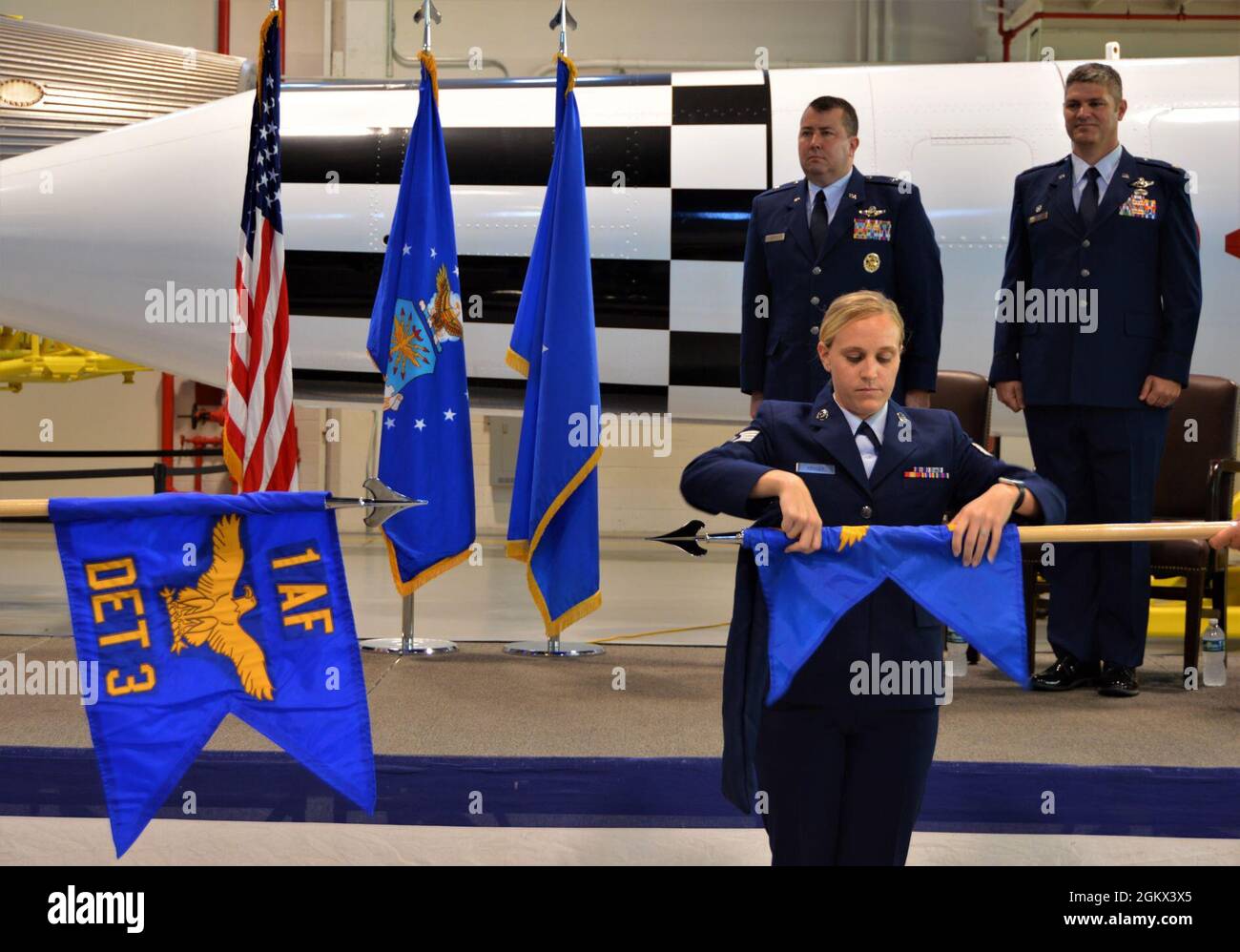 First Air Force, die dem U.S. Space Command benannte Luftkomponente, übernahm während einer Zeremonie zur Neubestimmung am 15. Juli auf der Cape Canaveral Space Force Station, Florida, das Kommando über die Ablösung 3, das Space Launch Delta 45 (früher der 45. Space Wing). An der Veranstaltung nahmen Mitglieder des Führungsteams der ersten Luftwaffe Teil und nahmen 3 besondere Gäste Teil. Zusätzlich zur Umbenennung von Det 3 zur ersten Luftwaffe des Air Combat Command gab es auch eine Zeremonie zur Änderung der Kommandoeinheit des Det 3, bei der Oberstleutnant Richard Bolton das Kommando von Oberstleutnant Michael Thompson übernahm, der in den letzten drei Jahren das Kommando über det 3 übernahm. Brig. General William Stockfoto