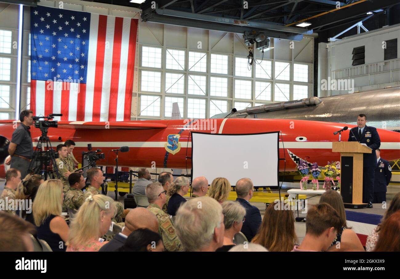First Air Force, die dem U.S. Space Command benannte Luftkomponente, übernahm während einer Zeremonie zur Neubestimmung am 15. Juli auf der Cape Canaveral Space Force Station, Florida, das Kommando über die Ablösung 3, das Space Launch Delta 45 (früher der 45. Space Wing). An der Veranstaltung nahmen Mitglieder des Führungsteams der ersten Luftwaffe Teil und nahmen 3 besondere Gäste Teil. Zusätzlich zur Umbenennung von Det 3 zur ersten Luftwaffe des Air Combat Command gab es auch eine Zeremonie zur Änderung der Kommandoeinheit des Det 3, bei der Oberstleutnant Richard Bolton das Kommando von Oberstleutnant Michael Thompson übernahm, der in den letzten drei Jahren das Kommando über det 3 übernahm. Brig. General William Stockfoto