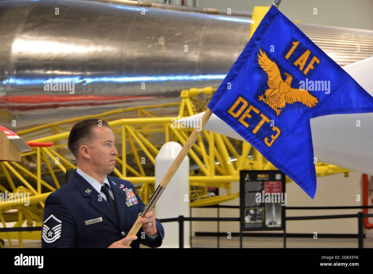 First Air Force, die dem U.S. Space Command benannte Luftkomponente, übernahm während einer Zeremonie zur Neubestimmung am 15. Juli auf der Cape Canaveral Space Force Station, Florida, das Kommando über die Ablösung 3, das Space Launch Delta 45 (früher der 45. Space Wing). An der Veranstaltung nahmen Mitglieder des Führungsteams der ersten Luftwaffe Teil und nahmen 3 besondere Gäste Teil. Zusätzlich zur Umbenennung von Det 3 zur ersten Luftwaffe des Air Combat Command gab es auch eine Zeremonie zur Änderung der Kommandoeinheit des Det 3, bei der Oberstleutnant Richard Bolton das Kommando von Oberstleutnant Michael Thompson übernahm, der in den letzten drei Jahren das Kommando über det 3 übernahm. Brig. General William Stockfoto