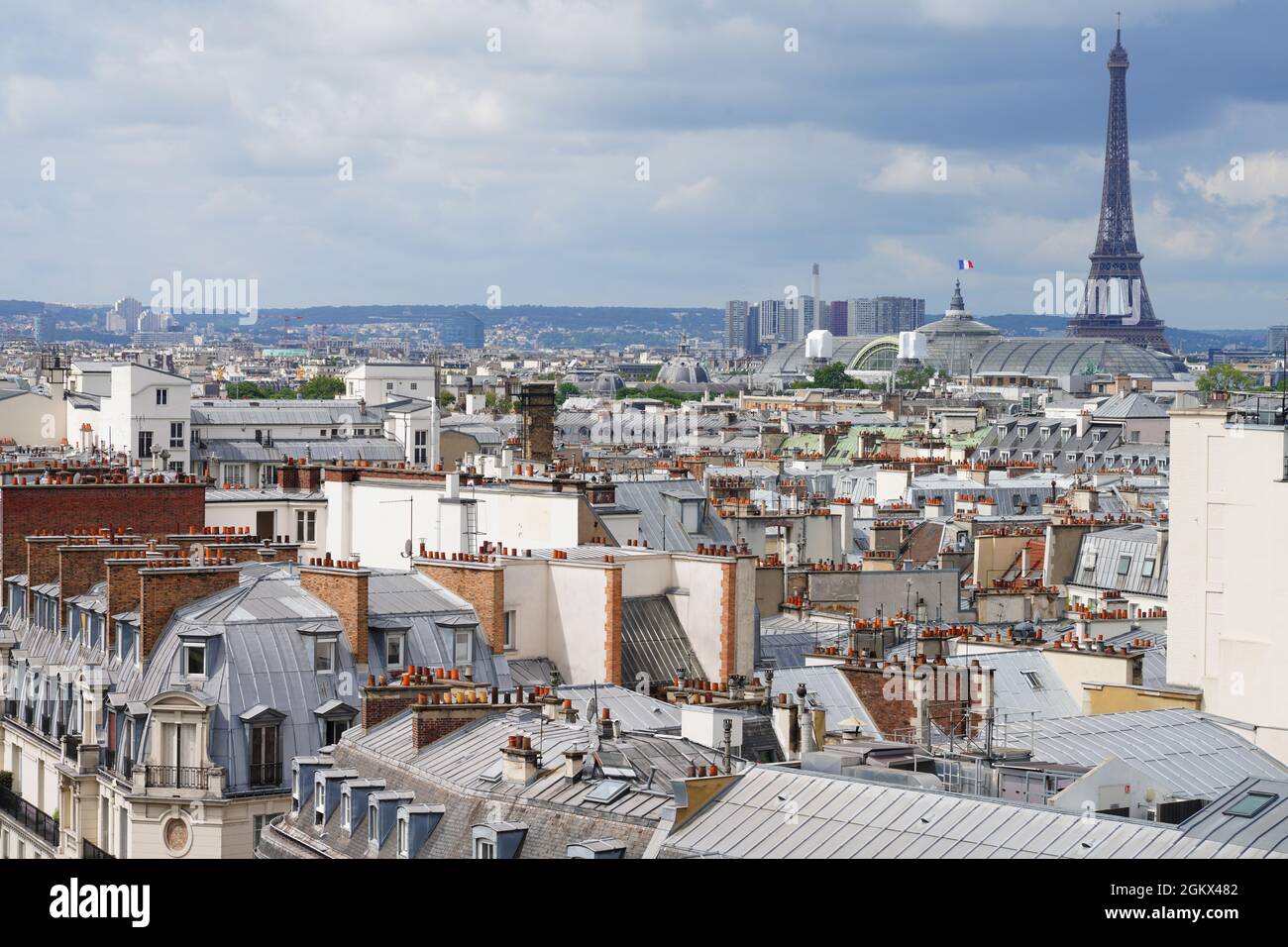PARIS, FRANKREICH -8 JUL 2021- Blick auf die Dächer von Paris und den Eiffelturm im Hintergrund von der Spitze des Kaufhauses Printemps aus gesehen Stockfoto