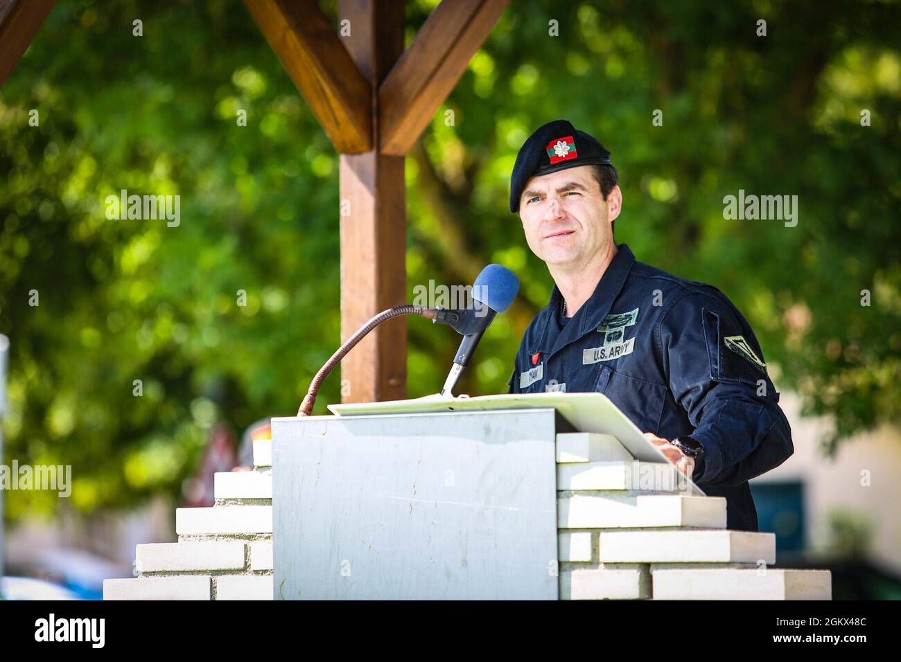 Oberstleutnant der US-Armee, Kevin Ryan, der Kommandant des Infanterie-Regiments von 1-4 aus dem laufenden Bataillon, hält am Juli bei einer Zeremonie zur Befehlsänderung in Hohenfels, Deutschland, eine Rede. 16, 2021. Stockfoto