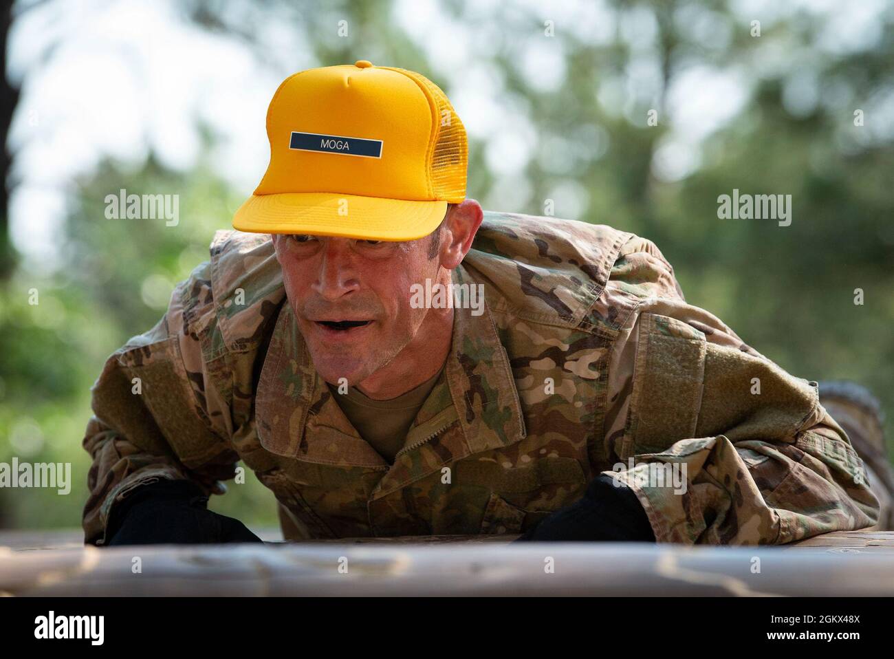 U.S. AIR FORCE ACADEMY, Colorado -- Brig. General Paul Moga, Kommandant der Kadetten an der US Air Force Academy, nimmt während einer Woche Feldtraining für mehr als 1,000 Basiscadets am 15. Juli 2021 den Hinderniskurs in Jacks Valley in Anspruch. Moga, Absolvent der Akademie, absolvierte den Hinderniskurs mit den Auszubildenden, die an der Schule eine sechswöchige Grundausbildung für Kadetten absolvieren. Stockfoto