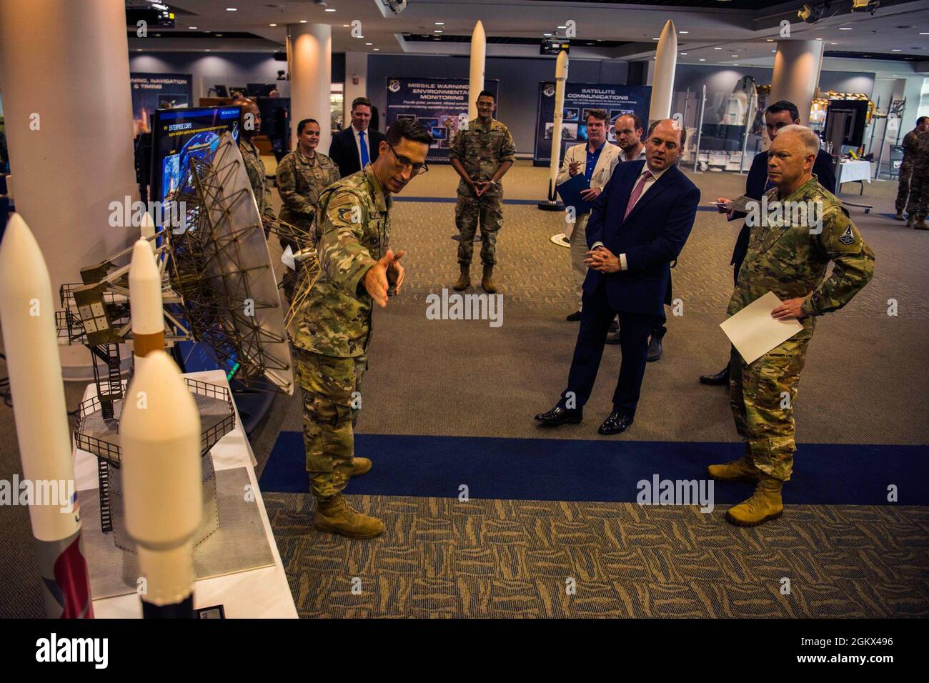 LT. Col. Edward Jones, Leiter des Enterprise Corps Space Command and Control Mission Integration Materials, informiert den britischen Verteidigungsminister, den rechten Abgeordneten Ben Wallace, Während eines Besuchs einer britischen Delegation während einer Übersichtsvorstellung des Space and Missile Systems Center im Gordon Conference Center auf dem Luftwaffenstützpunkt Los Angeles, Kalifornien, 15. Juli 2021. Experten aus jedem der SMC-Korps inforerten die britische Delegation über Themen wie SpaceWERX, den International Space Pitch Day und Small Satellite Launch-Funktionen. Stockfoto