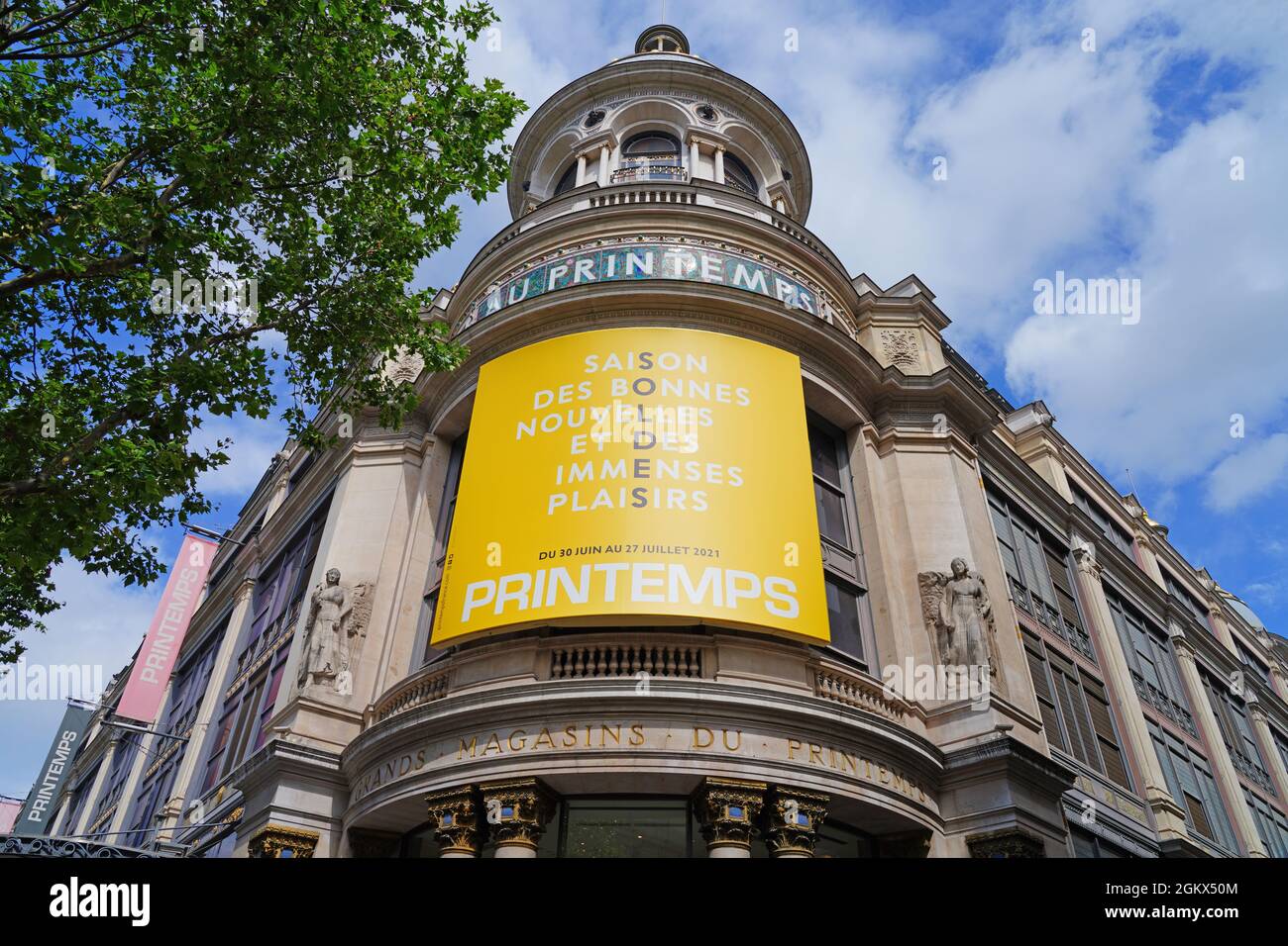 PARIS, FRANKREICH -8 JUL 2021- Blick auf das Kaufhaus Printemps, eines der Wahrzeichen der Grands Magasins am Boulevard Haussmann in Paris, Franc Stockfoto