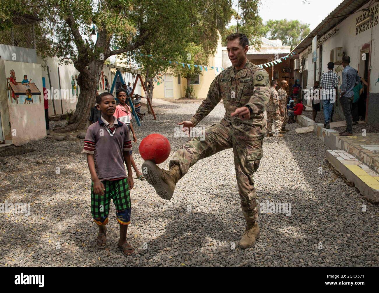 US Army Staff Sgt. Ryan Rodehorst, ein nicht beauftragter Offizier für religiöse Unterstützung mit kombinierter Joint Task Force - Horn von Afrika (CJTF-HOA), spielt mit einem Kind im Caritas-Orphanage, Dschibuti, 15. Juli 2021. Die US-Militärkapläne unterstützen lokale Waisenhäuser und Wohltätigkeitsorganisationen in der lokalen Gemeinschaft und bauen unterstützende und nachhaltige Beziehungen zu den Gastgebernationen auf. Stockfoto