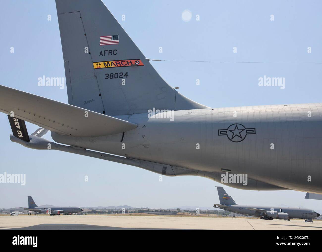 Ein KC-135 Stratotanker des 912. Air Betanking Squadron wird auf der Fluglinie auf der March Air Reserve Base, Kalifornien, 15. Juli 2021, geparkt. Der 912. ARS ist ein aktives Einsatzgeschwader, das aus 33 verschiedenen Air Force-Spezialcodes besteht. Stockfoto