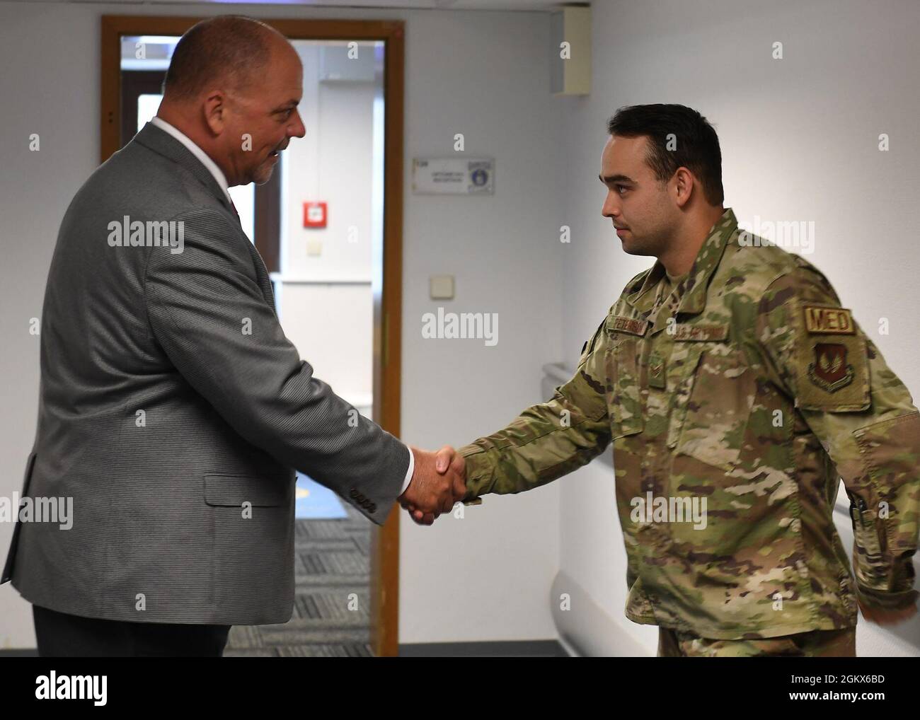 Scott C. Lockard, Vizedirektor des 86. Airlift Wings, zeichnet Alexander Peterson, Senior Airman der US Air Force, als Mitarbeiter der 86. Medical Group für menschliche Leistungen und Augenheilkunde, Airlifter der Woche auf der Ramstein Air Base, Deutschland, am 15. Juli 2021 aus. Peterson wurde zum Airlifter der Woche ernannt, weil er an mehreren Projekten gearbeitet hat, darunter das Ursachenanalyse-Projekt der 86. Maintenance Group und ein Gewinn für sein Team war. Stockfoto