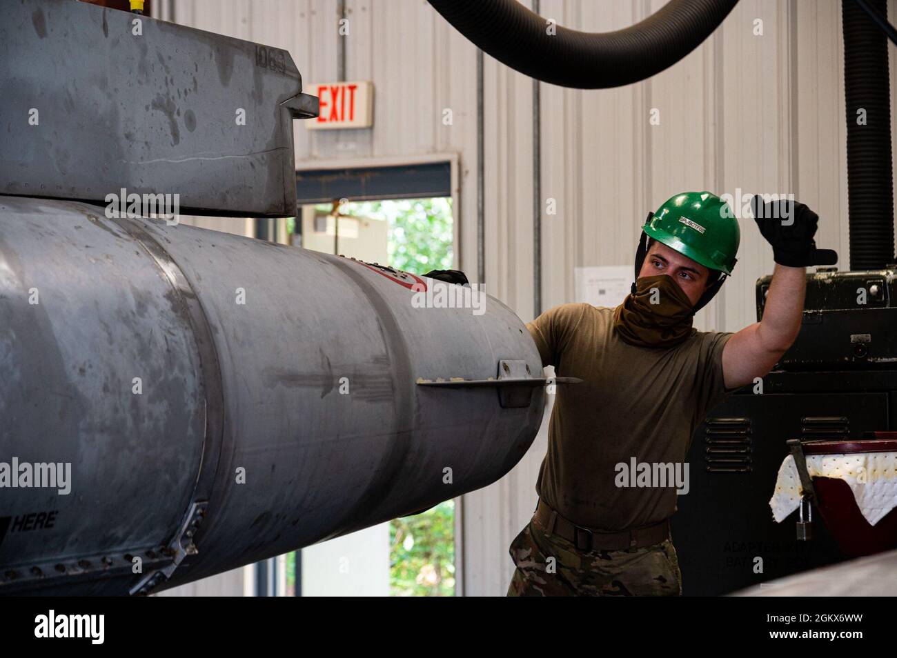 U.S. Airman 1st Class Aaron Morgan, Auszubildender zum 20. Komponentenwartungssquadron für Flugzeugkraftstoffsysteme, führt Wartungsarbeiten an einem externen Kraftstofftank auf der Shaw Air Force Base, South Carolina, 16. Juli 2021 durch. Tanklager Airmen verwalten und warten 264 externe Kraftstofftanks, die mit F-16 Vipers betrieben werden. Stockfoto