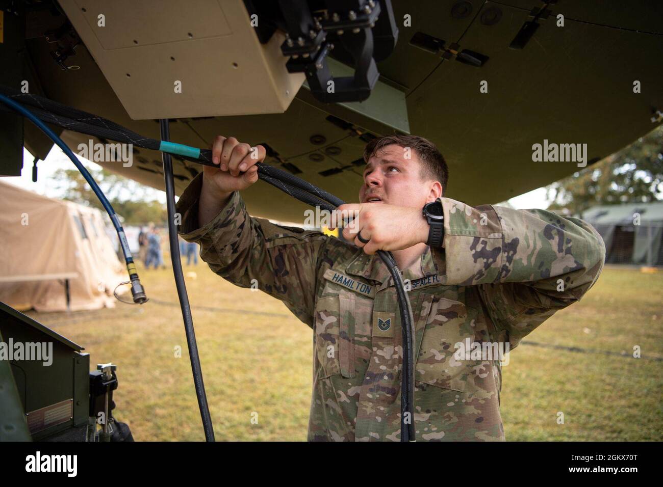 US Space Force Tech. Sgt. Alexander Hamilton, leitender Reichweitentechniker für das 25th Space Range Squadron, zur Unterstützung des U.S. Space Command, leitet während der Übung Talisman Sabre 21 am 15. Juli einen Kommunikationssatelliten in Lavarack Barracks in Queensland, Australien. TS21 ist die größte militärische Übung Australiens mit den USA und ist ein Beweis für die starke Allianz, die auf einer tiefen Zusammenarbeit und Vertrauen beruht, die über Jahrzehnte hinweg in Zusammenarbeit und Ausbildung aufgebaut wurde. Stockfoto