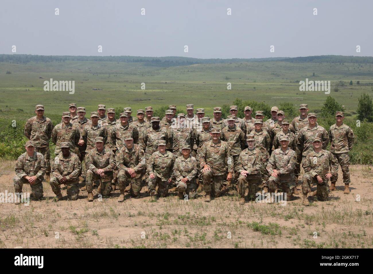 Flugleute aus fünf verschiedenen Engineering Installation Squadrons aus dem ganzen Land posieren gemeinsam für ein Gruppenfoto im Camp Ripley Training Center, bevor sie am 15. Juli 2021 an der Installation von Glasfaserkabeln in den Trainingsbereichen des Camps weiterarbeiten. Im Laufe des nächsten Jahres werden acht Teams von Engineering Installation Squadrons 80 % des Projekts abschließen und innerhalb eines Sommers 40 Meilen Glasfaserkabel einrichten. Stockfoto