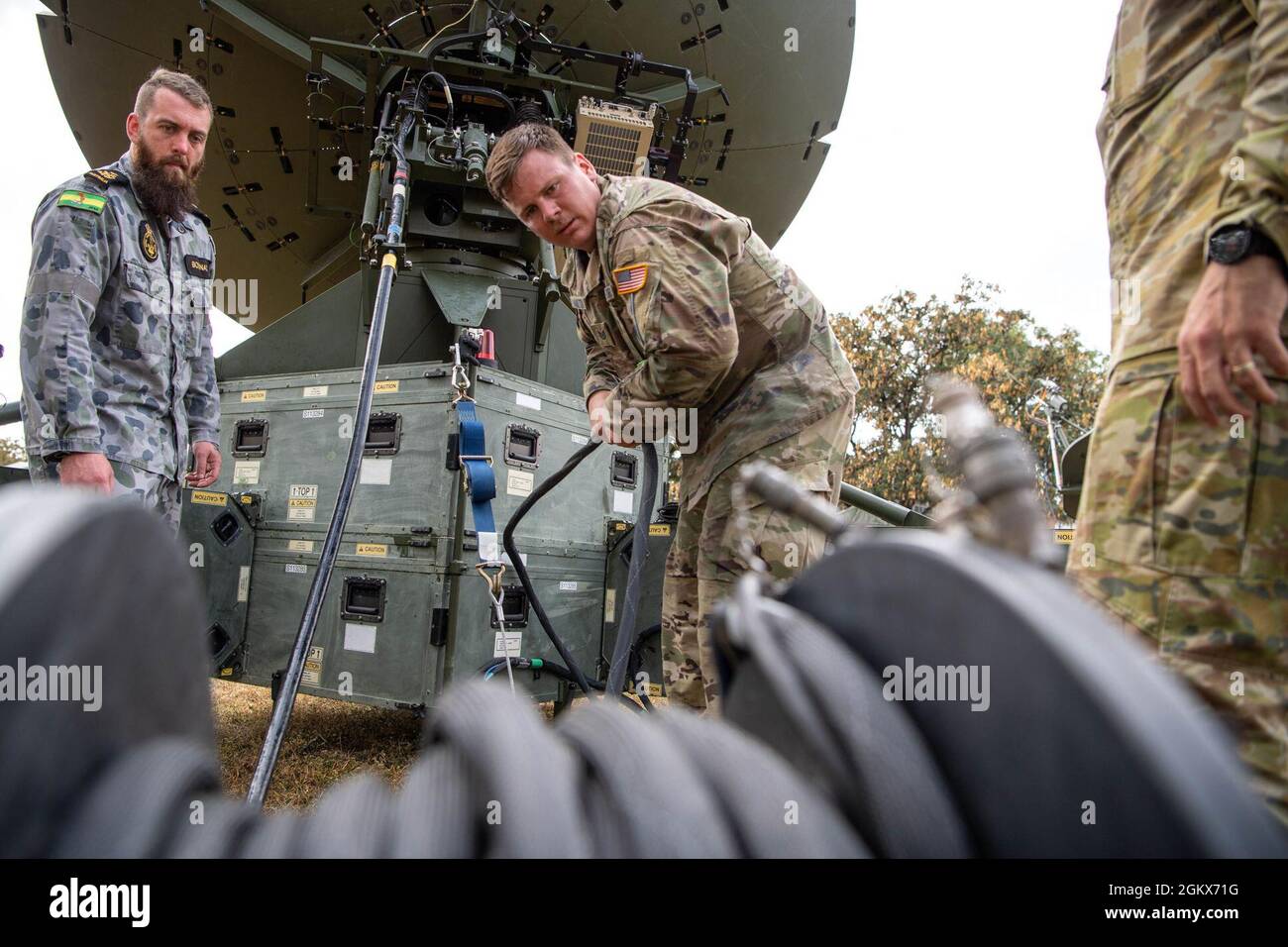 US Space Force Tech. Sgt. Alexander Hamilton (Mitte), der leitende Range-Techniker des 25th Space Range Squadron, richtet zur Unterstützung des U.S. Space Command einen Kommunikationssatelliten mit seinen australischen Amtskollegen am 15. Juli in Lavarack Barracks in Queensland, Australien, während der Übung Talisman Sabre 21 ein. TS21 ist die größte militärische Übung Australiens mit den USA und ist ein Beweis für die starke Allianz, die auf einer tiefen Zusammenarbeit und Vertrauen beruht, die über Jahrzehnte hinweg in Zusammenarbeit und Ausbildung aufgebaut wurde. Stockfoto