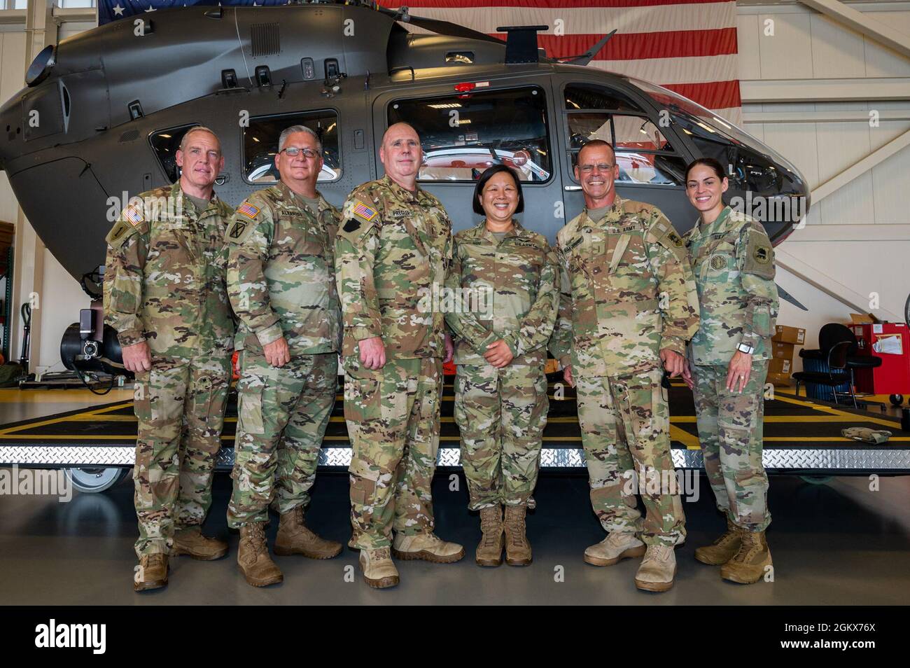 US Army Brig. Gen. Lisa J. Hou, D.O., die Adjutant General von New Jersey, dritte von rechts, posiert nach einer Promotionszeremonie auf der Joint Base McGuire-Dix-Lakehurst, N.J., 15. Juli 2021 für ein Foto mit Chief Warrant Officer 5s. Stockfoto