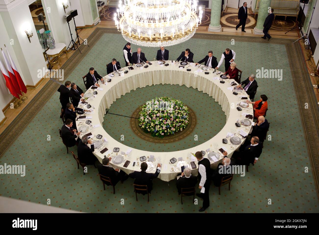 Präsident Barack Obama hat am 27. Mai 2011 mit dem polnischen Präsidenten Bronislaw Komorowski und den Staats- und Regierungschefs Mittel- und Osteuropas im Präsidentenpalast in Warschau, Polen, zu Abend gegessen. (Offizielles Foto des Weißen Hauses von Pete Souza) Dieses offizielle Foto des Weißen Hauses wird nur zur Veröffentlichung durch Nachrichtenorganisationen und/oder zum persönlichen Druck durch die Betreffzeile(en) des Fotos zur Verfügung gestellt. Das Foto darf in keiner Weise manipuliert werden und darf nicht in kommerziellen oder politischen Materialien, Anzeigen, E-Mails, Produkten oder Werbeaktionen verwendet werden, die in irgendeiner Weise eine Genehmigung oder Billigung von nahelege Stockfoto