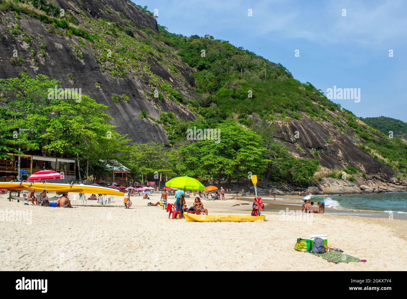 Schöner Berg am in Itaipu Strand, Rio de Janeiro, Brasilien. Im Hintergrund sind beiläufige Personen zu sehen. Der berühmte Ort ist ein wichtiger Tourist Stockfoto