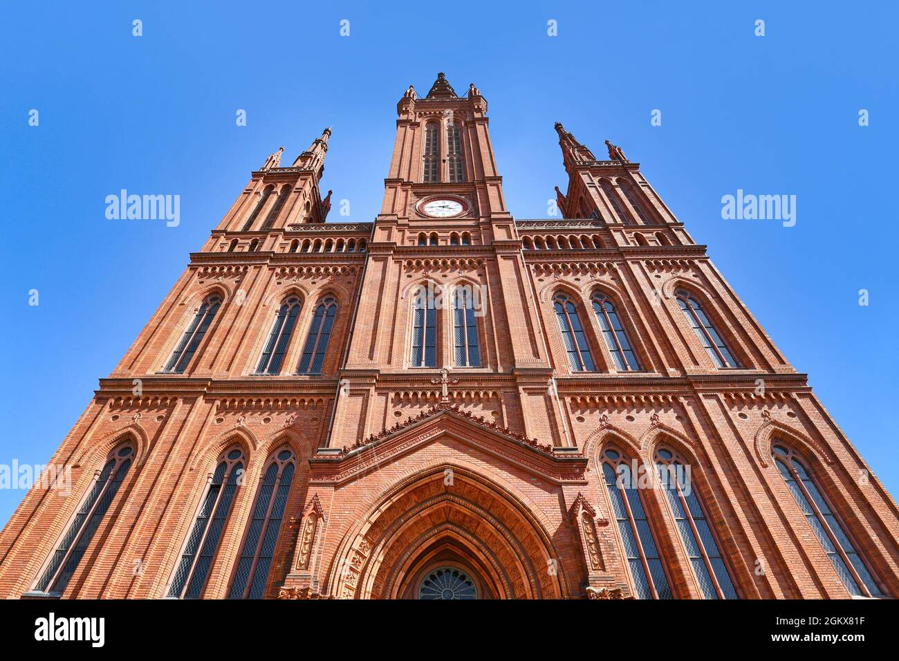 Wiesbaden, Deutschland - Juli 2021: Neugotische evangelische Kirche mit dem Namen „Marktkirche“ Stockfoto