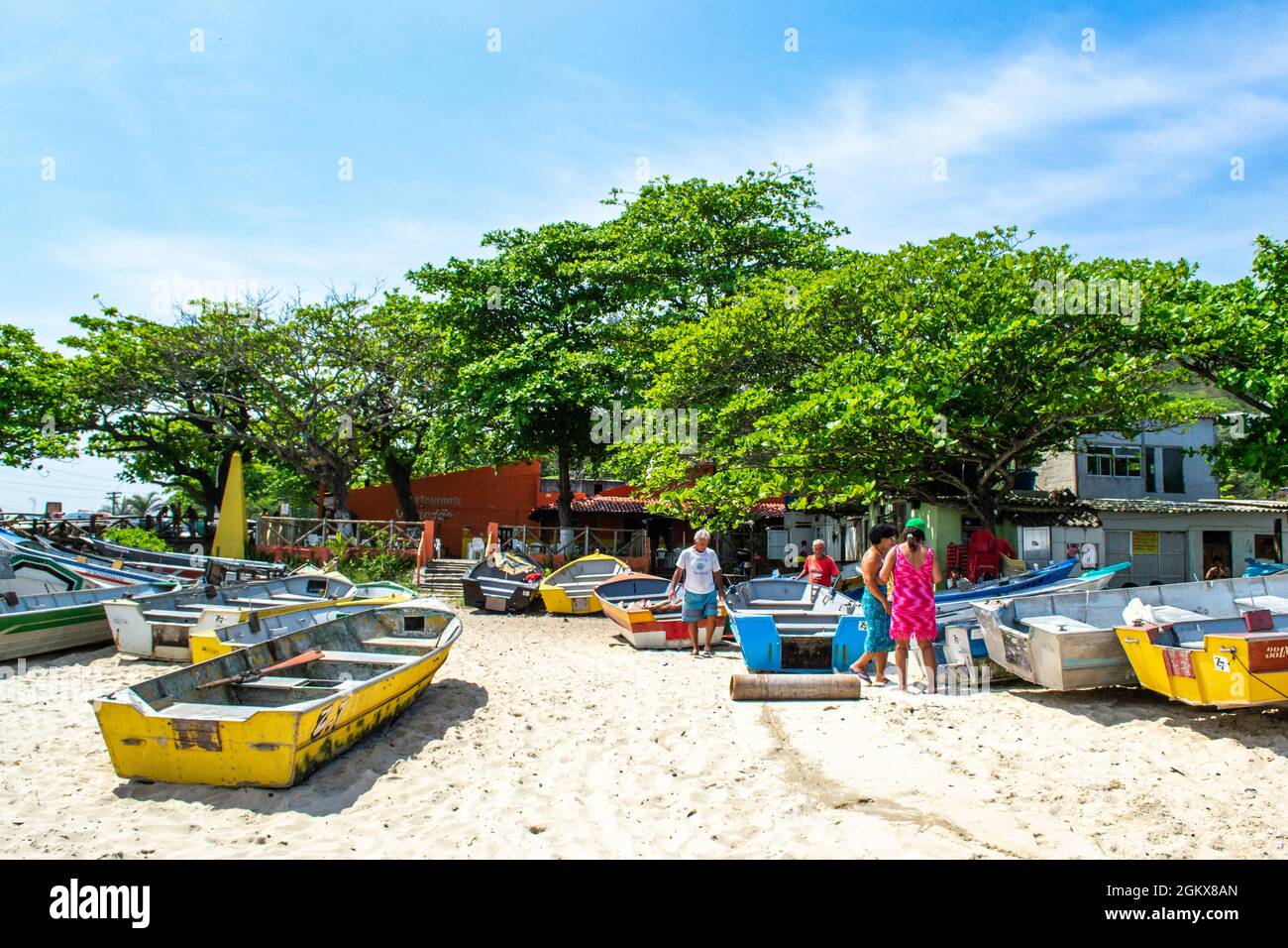 Gruppe von Fischerbooten in Itaipu Beach, Rio de Janeiro, Brasilien. Die Menschen werden von kleinen Unternehmen im Sandgebiet gesehen. Der berühmte Ort ist ein wichtiger Ort Stockfoto