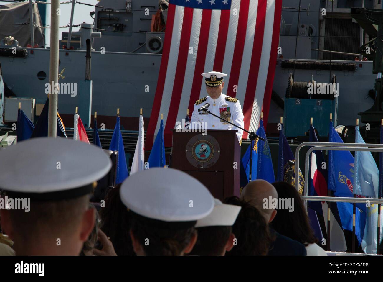 210716-N-DK042-1367 MARINE-AMPHIBIENBASIS CORONADO, KALIFORNIEN (JUL. 16, 2021) Capt. Dan Cook hält eine Rede während eines Kommandowechsels und einer Ruhestandszeremonie im Amphibienbaubataillon 1 am NAB Coronado, 16. Juli 2021. Cook wurde von Capt. Rafael Miranda als kommandierender Offizier entlastet. ACB 1 führt den Transport von Schiff zu Land durch, um amphibische Operationen auf der ganzen Welt zu unterstützen. Stockfoto