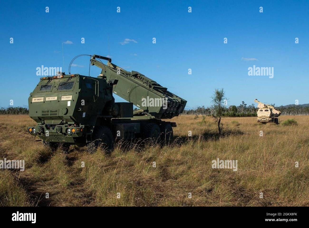 U.S. Army HIMARS mit Alpha Battery, 1. Bataillon, 94. Field Artillery Regiment, 12. Field Artillery Brigade, simulieren eine Feuermission während der Übung Talisman Sabre 21 auf dem Shoalwater Bay Training Area, Queensland, Australien, 16. Juli 2021. TS21, die neunte Iteration, die seit 2005 durchgeführt wurde, tritt zweijährlich in ganz Nordaustralien auf. Australische, US-amerikanische und andere multinationale Partner nutzen Talisman Sabre, um die Interoperabilität zu verbessern, indem sie sich in komplexen, domänenübergreifenden Geschäftsszenarien ausbilden, die das gesamte Spektrum der indopazifischen Sicherheitskonzerte adressieren. Stockfoto