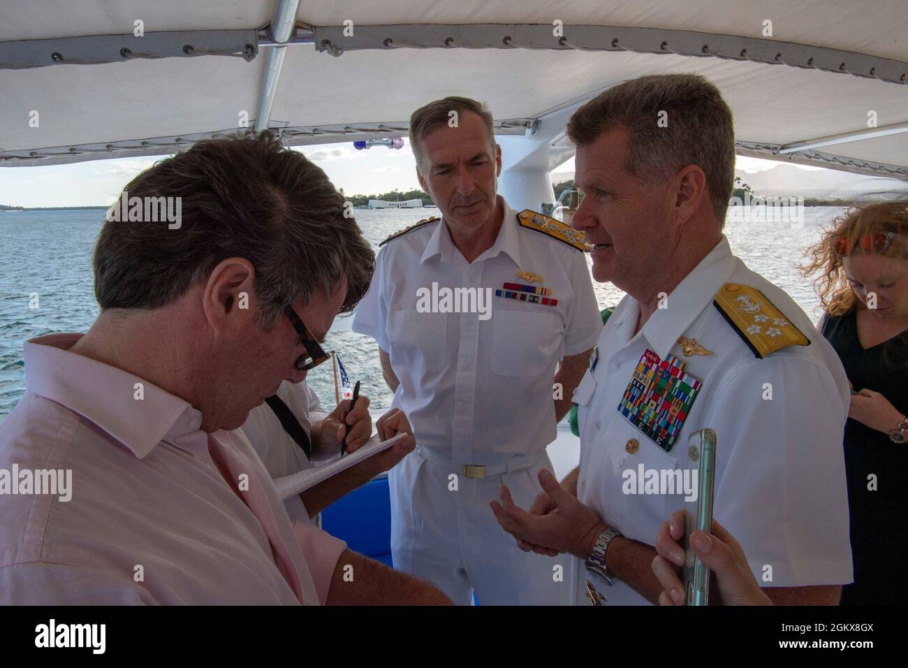 PEARL HARBOR, Hawaii (16. Juli 2021) ADM. Samuel Paparo, Kommandant der US-Pazifikflotte, rechts, und Royal Navy ADM. Tony Radakin, First Sea Lord und Chief of Naval Staff, sprach nach einer Tour durch das USS Arizona Memorial mit Reportern. Die Staats- und Regierungschefs erörterten die Bedeutung der Verteidigungspartnerschaft zwischen Großbritannien und den USA und die Interoperabilität zwischen gleichgesinnten internationalen Partnern in der Indo-Pazifik-Region. Stockfoto