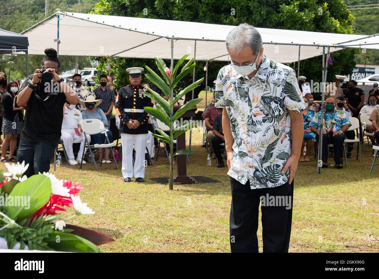 ASAN, Guam (19. Juli 2021) - der japanische Generalkonsul Kobayashi Toshiaki bietet während der Gedenkfeier zur Landung am Strand von Asan am 16. Juli einen Bogen an. Mitglieder des Militärdienstes, lokale Regierungsbeamte und Bewohner versammelten sich, um an die Befreiung Guams durch das US-Militär während des Zweiten Weltkriegs zu erinnern Am Ort der Zeremonie pflanzte die 3. Marine Division die US-Flagge, nachdem sie den Strandkopf gesichert hatte. Etwa 55,000 Marine- und Armeesoldaten nahmen an der Schlacht um Guam Teil. Mehr als 1,800 amerikanische Dienstmitglieder wurden in den ersten 21 Kampftagen im Einsatz getötet oder starben an Wunden. Stockfoto