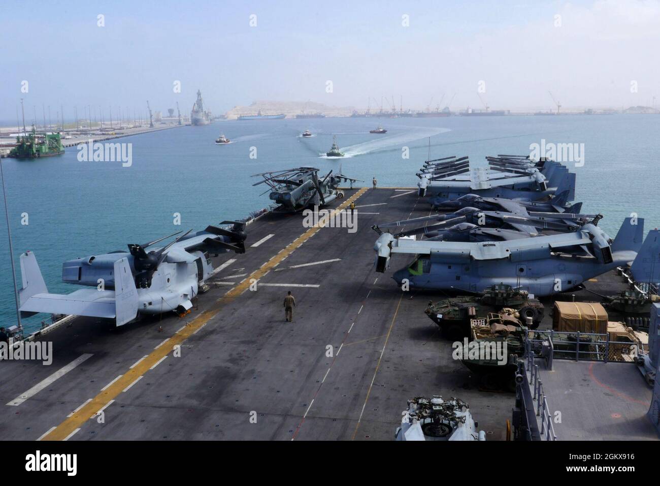 210716-N-WP865-1004 GOLF VON OMAN (16. Juli 2021) – das amphibische Angriffsschiff USS Iwo Jima (LHD 7) kommt in Duqm, Oman, an, um am 16. Juli einen Besuch im Bereich Nachhaltigkeit und Logistik durchzuführen. Iwo Jima wird im Einsatzgebiet der 5. US-Flotte eingesetzt, um die maritime Stabilität und Sicherheit in der Zentralregion zu gewährleisten und das Mittelmeer und den Pazifik durch den westlichen Indischen Ozean und drei strategische Engpässe zu verbinden. Stockfoto