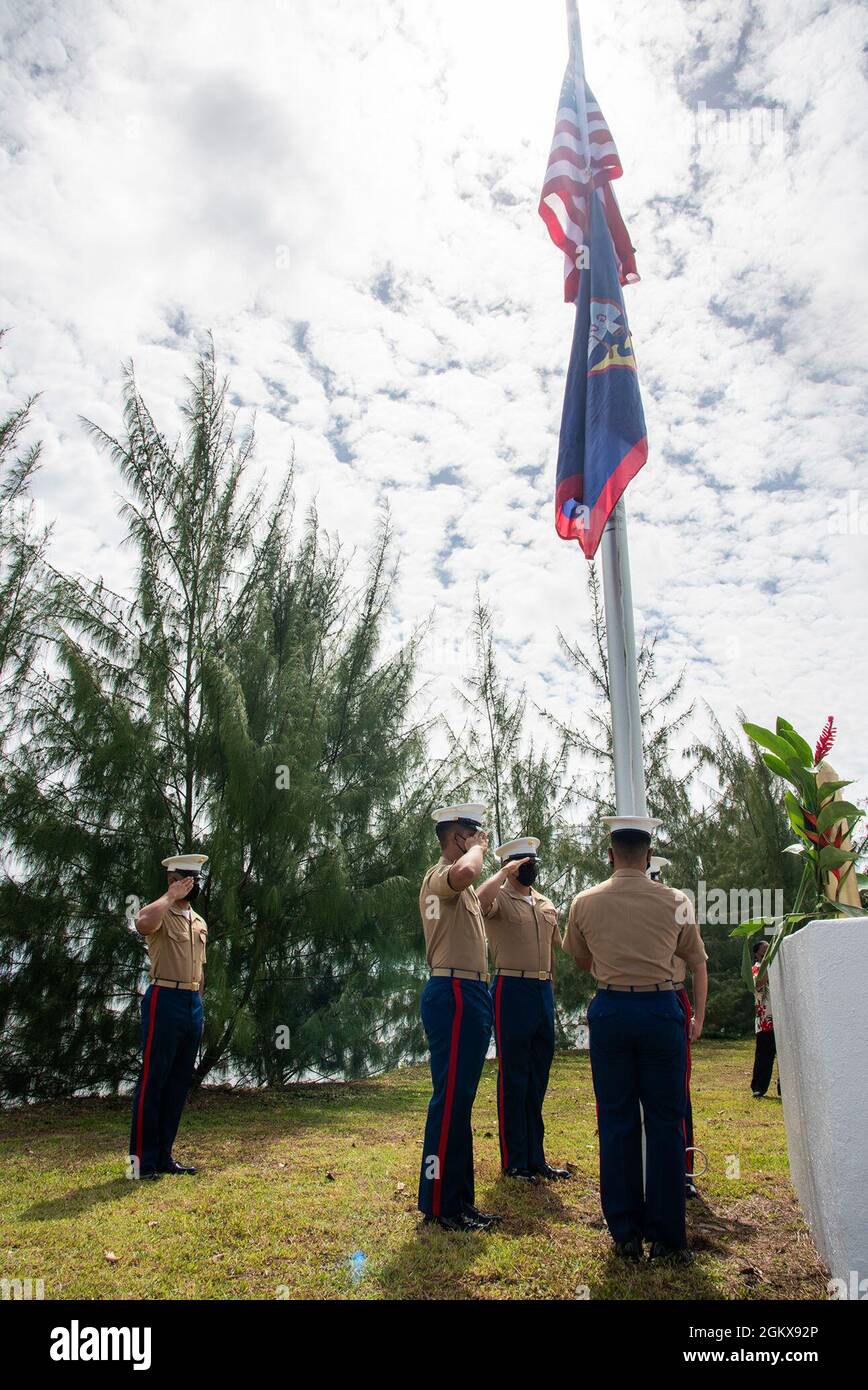 ASAN, Guam (19. Juli 2021) - Marineinfanteristen des Marine Corps Base (MCB) Camp Blaz heben die Flaggen der Vereinigten Staaten und Guam während der Gedenkzeremonie am Asan Beach Landing am 16. Juli an. Mitglieder des Militärdienstes, lokale Regierungsbeamte und Bewohner versammelten sich, um an die Befreiung Guams durch das US-Militär während des Zweiten Weltkriegs zu erinnern Am Ort der Zeremonie pflanzte die 3. Marine Division die US-Flagge, nachdem sie den Strandkopf gesichert hatte. Etwa 55,000 Marine- und Armeesoldaten nahmen an der Schlacht um Guam Teil. Mehr als 1,800 amerikanische Dienstmitglieder wurden im Einsatz getötet oder starben dabei an Wunden Stockfoto