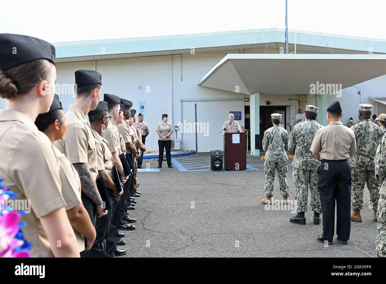 Capt. Christopher Tepera, Kommandooffizier, Navy Medicine Readiness and Training Command Pearl Harbor, hält Bemerkungen bei der Frocking-Zeremonie am 16. Juli 2021, die in der Zweigstelle Health Clinic Ambulance Bay, Joint Base Pearl Harbor, Hawaii, stattfand. Stockfoto