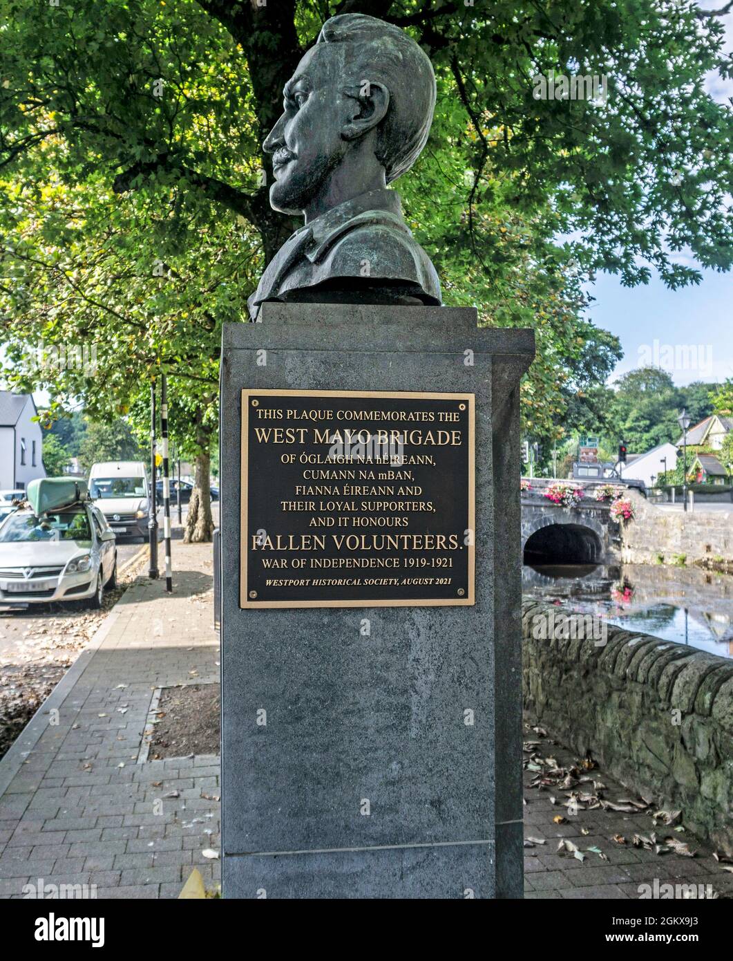 Eine Gedenktafel zum Gedenken an den irischen Unabhängigkeitskrieg (1919-1921), die an einer Büste des irischen republikanischen Führers John MacBride befestigt ist. Stockfoto