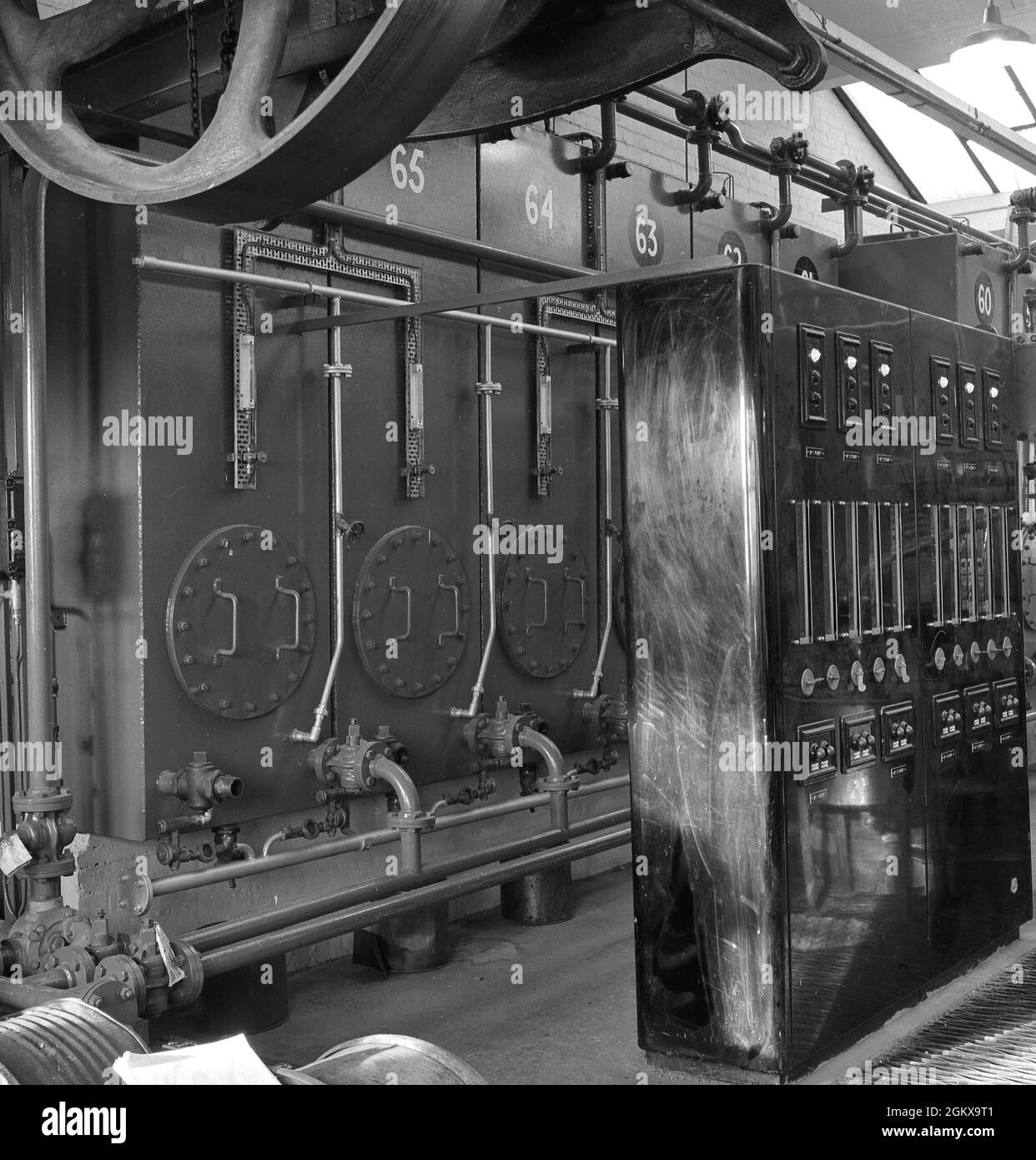 1950er, historisch, Außenansicht, eine Linie von Farbmaschinen der damaligen Zeit, England, Großbritannien. Stockfoto