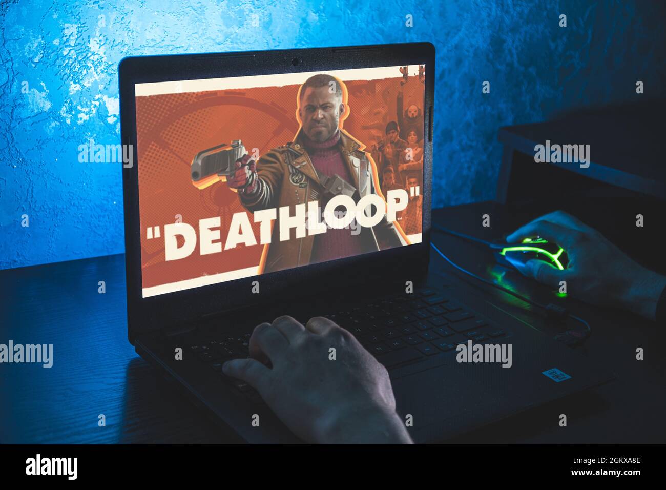 Deathloop ist ein 2021 Action-Adventure-Spiel. Video-Computerspiel. Mann spielen Videospiel auf Laptop Stockfoto