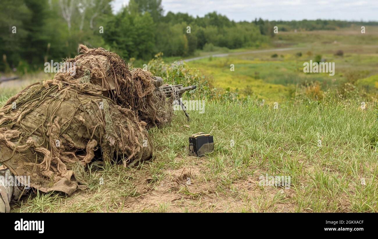 Spc. Jacob Livingston, ein Infanterist, der dem 2. Bataillon der New Yorker Armee, dem 108. Infanterie-Regiment-Scharfschützenabschnitt, zugewiesen wurde, feuert das XM2010 Enhanced Sniper Rifle, während er am 16. Juli in Fort Drum, New York, ein Ghillie-Anzugoberteil trägt. Livingston ist einer von sieben Soldaten, die während der jährlichen Trainingszeit von 2 bis 108 acht Tage lang an drei verschiedenen Scharfschützengewehren trainiert haben. Stockfoto