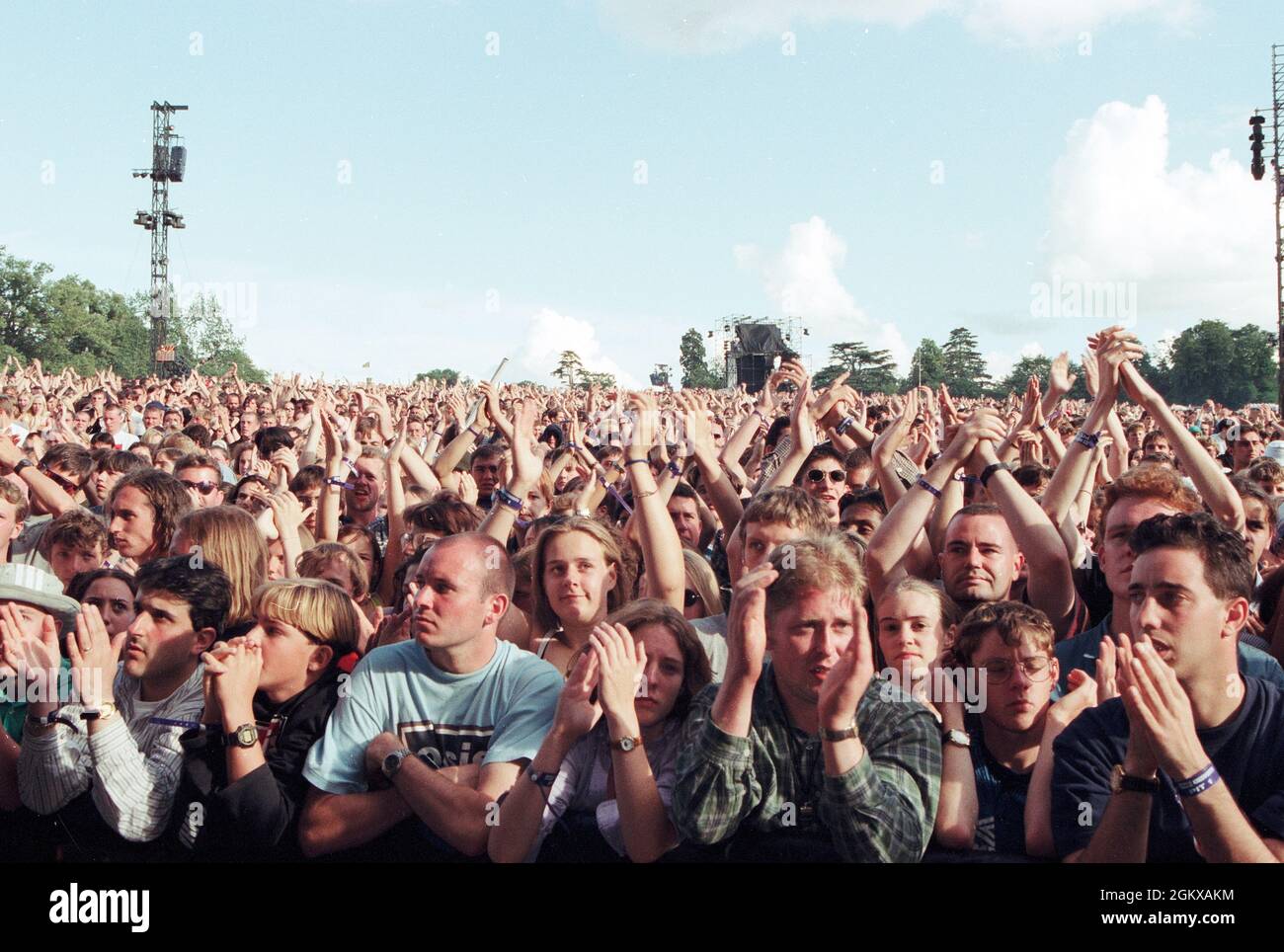 250,00 Zuschauer sehen Liam Gallagher und Noel Gallagher live auf der Bühne mit Oasis im Knebworth, August 1996 Stockfoto